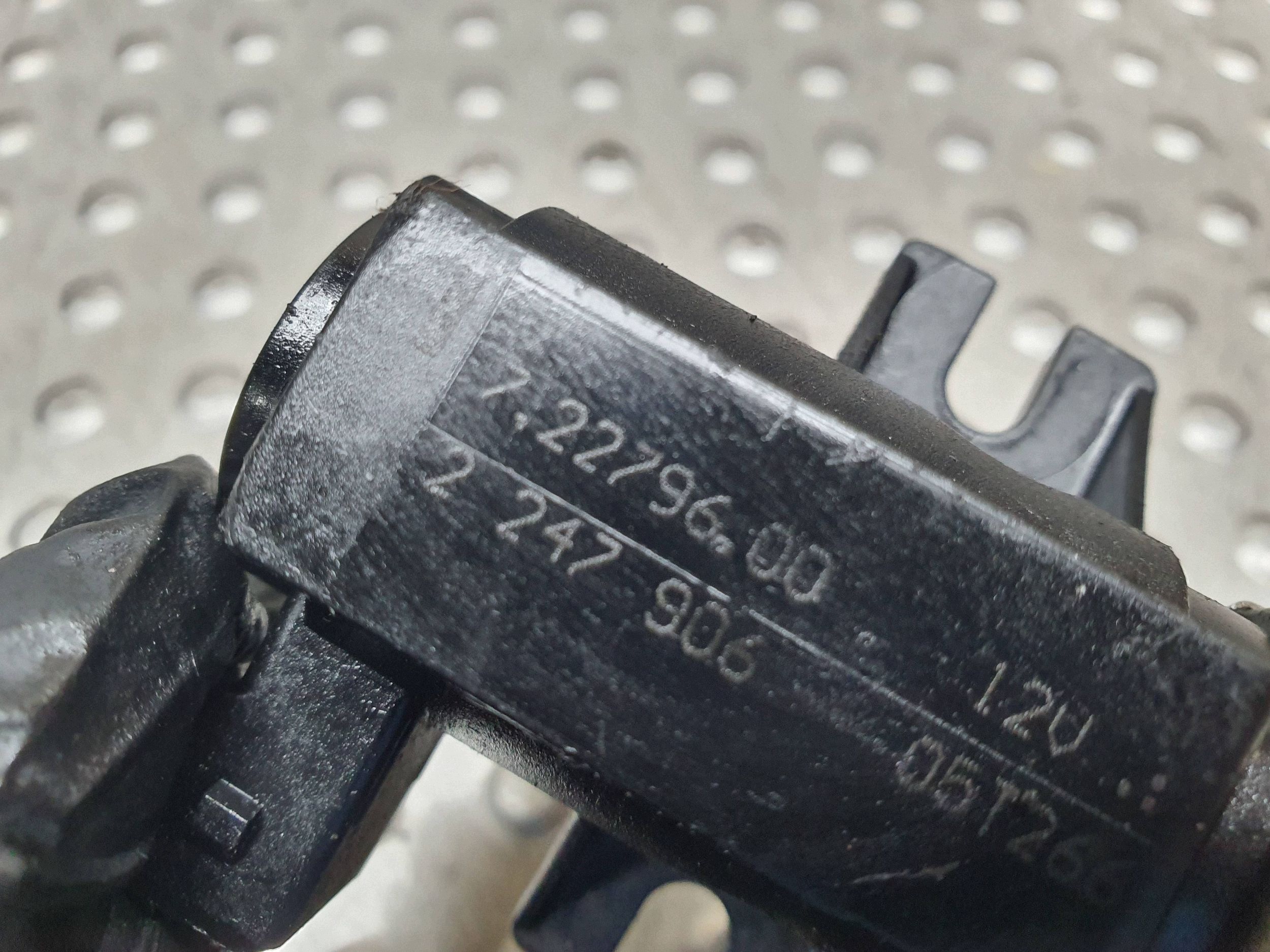 valve vacual tube 2247906 BMW E39 E46 E53 E60 E61 E87 2.0 2.5 3.0D