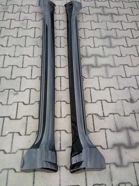 GRAND CHEROKEE WK2 LISTWA PROGOWA LEWA OVERLAND Kolor czarny