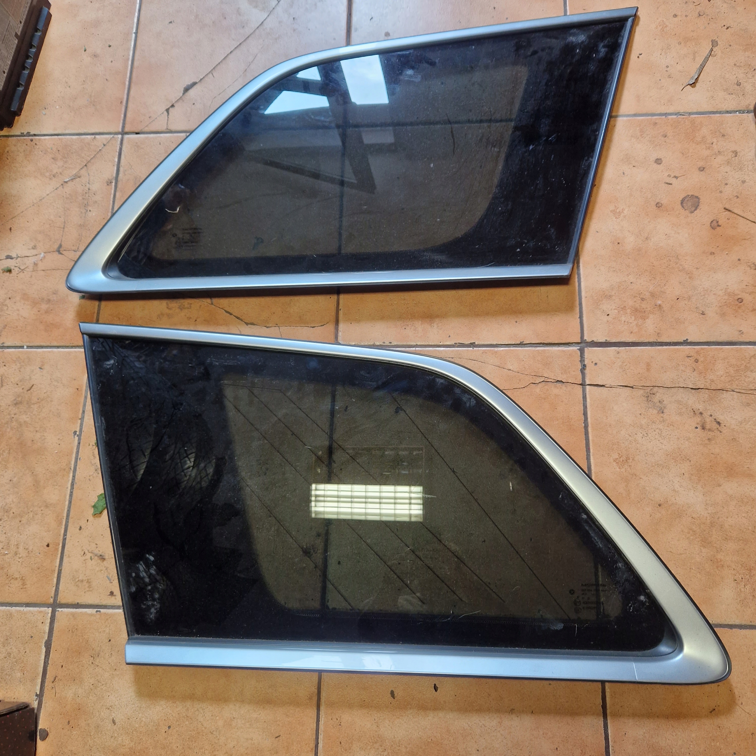 SZYBA JEEP GRAND CHEROKEE WK2 BOCZNA PRAWA