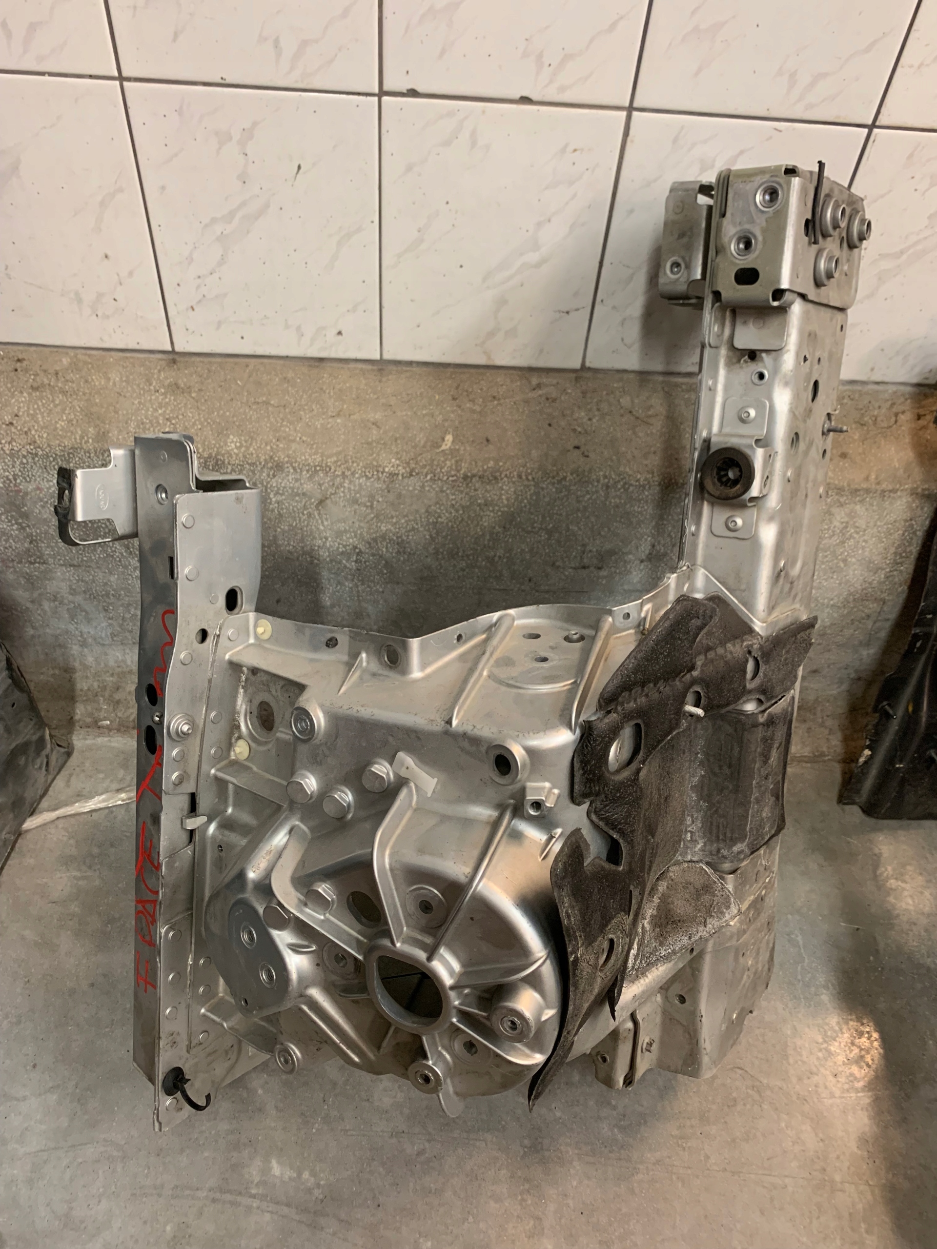 F-PACE ЧЕТВЕРТЬ ЛЕВА ЛОНЖЕРОН ФАРТУХ ЧАША