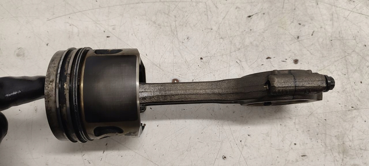 piston connecting rod Audi A4 B7 2,0 TDI BRB