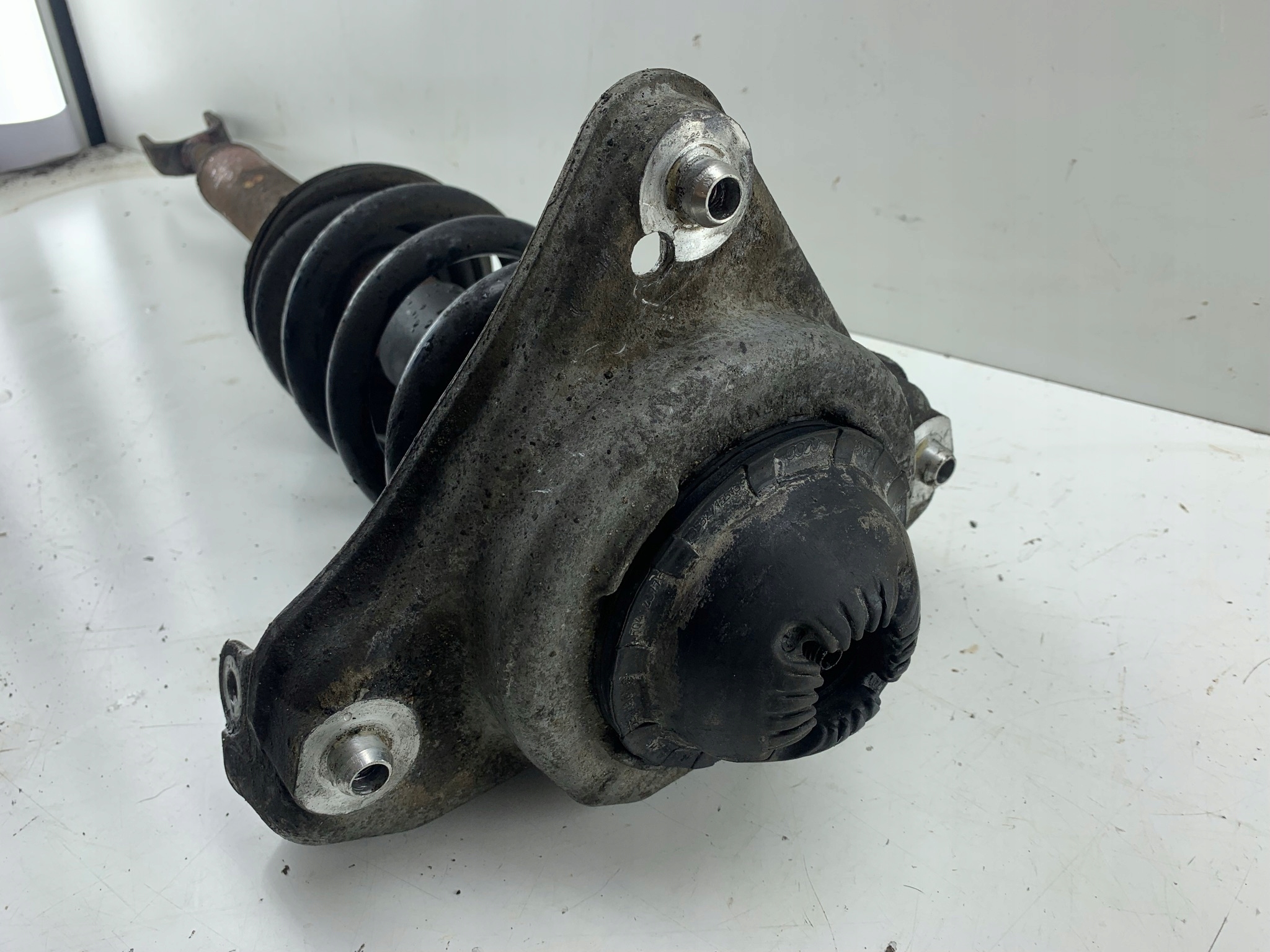 AUDI A6 C6 3 2 FSI AMORTYZATOR LEWY PRZOD Part manufacturer Audi OE