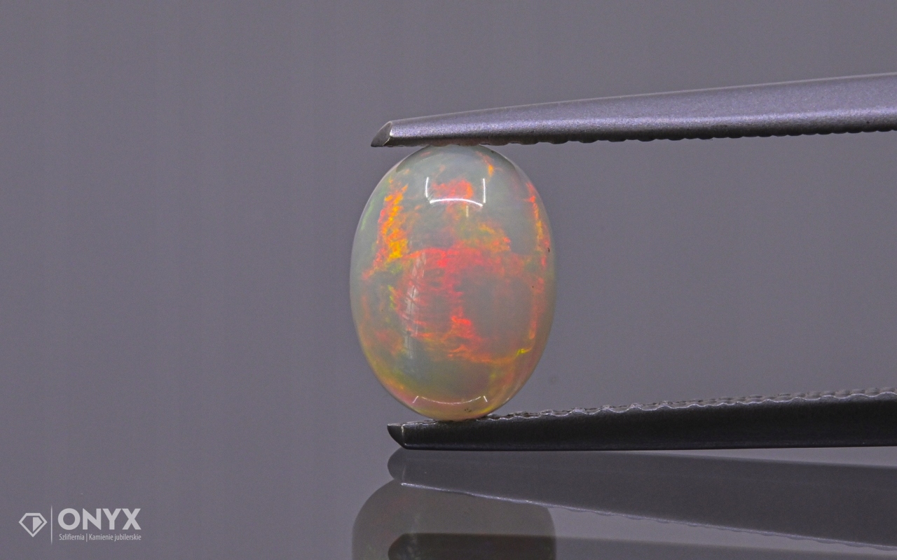 Opál z Etiopie kabošon ovál 8x6 mm