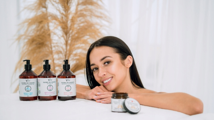 OLEJEK DO MASAŻU ROZŚWIETLAJĄCY JAŚMIN&OLEJ ZE SŁODKICH MIGDAŁÓW VCEE 200ML Opakowanie butelka z pompką