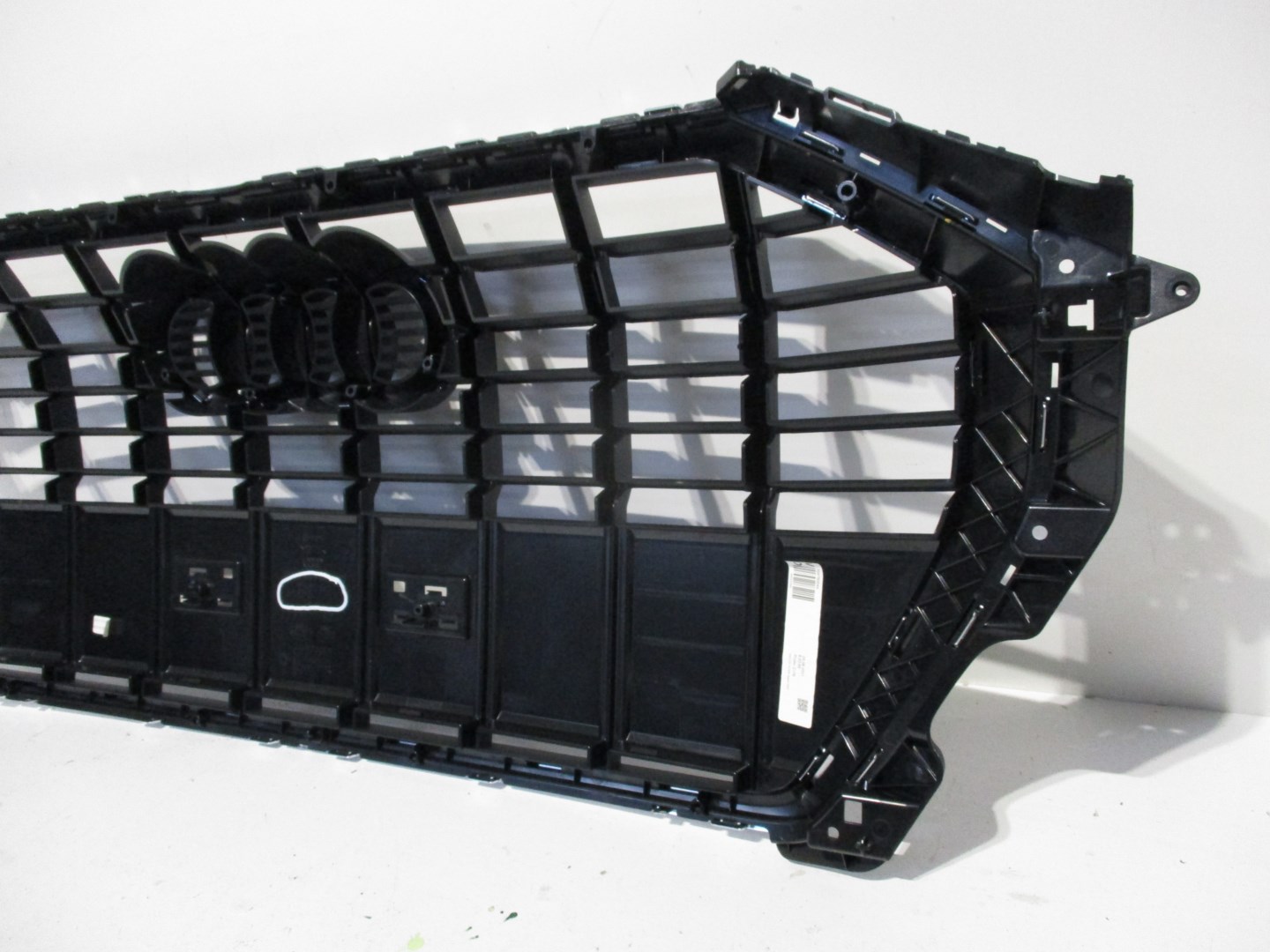 -решетка радиатора Audi Q3 83A