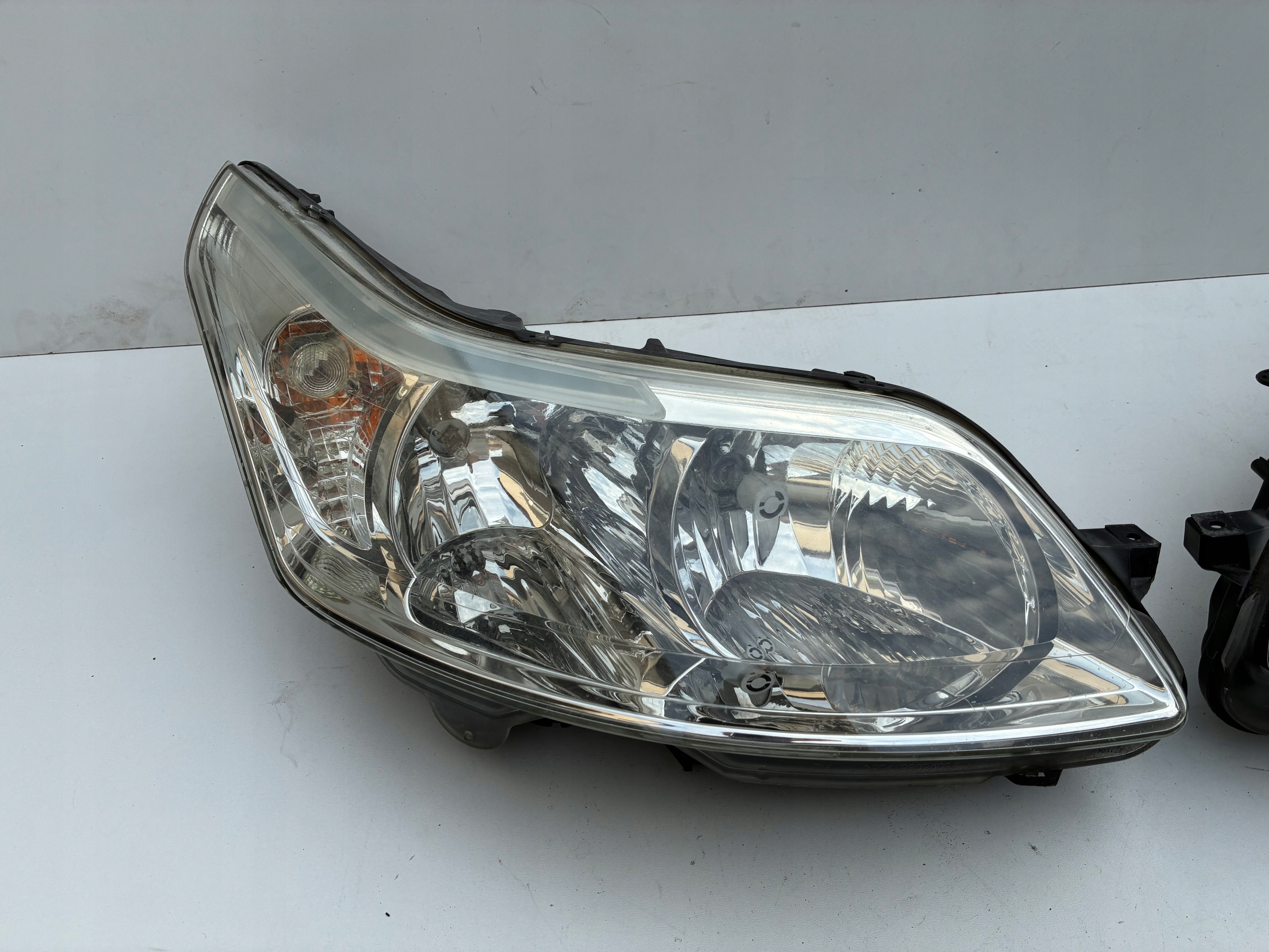 Reflektor light front front right left CITROEN C4 and 04-10r. ==OEM== EU