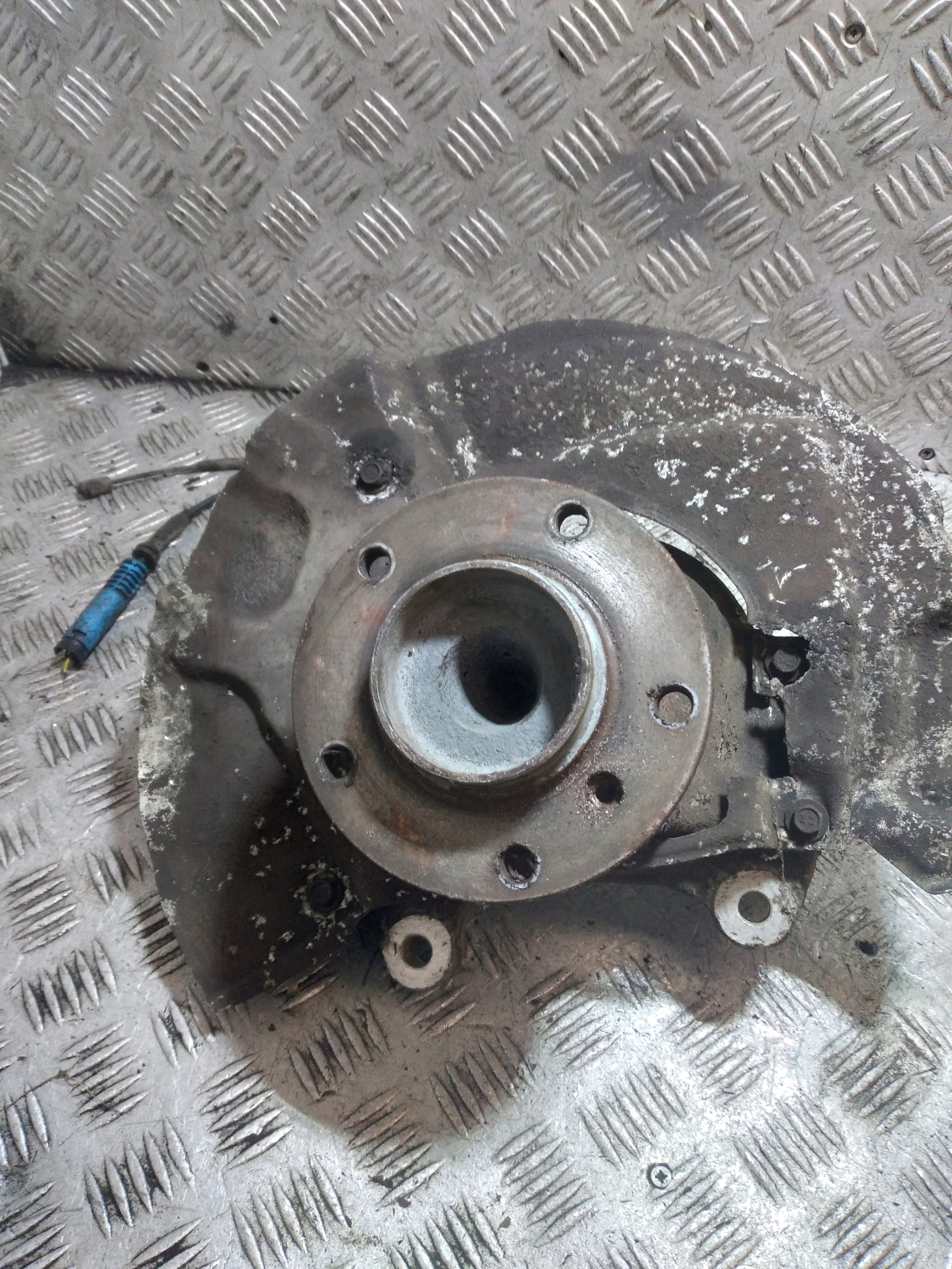 otoč čepu levý předek ABS BMW E60 6760953L 3.0 D