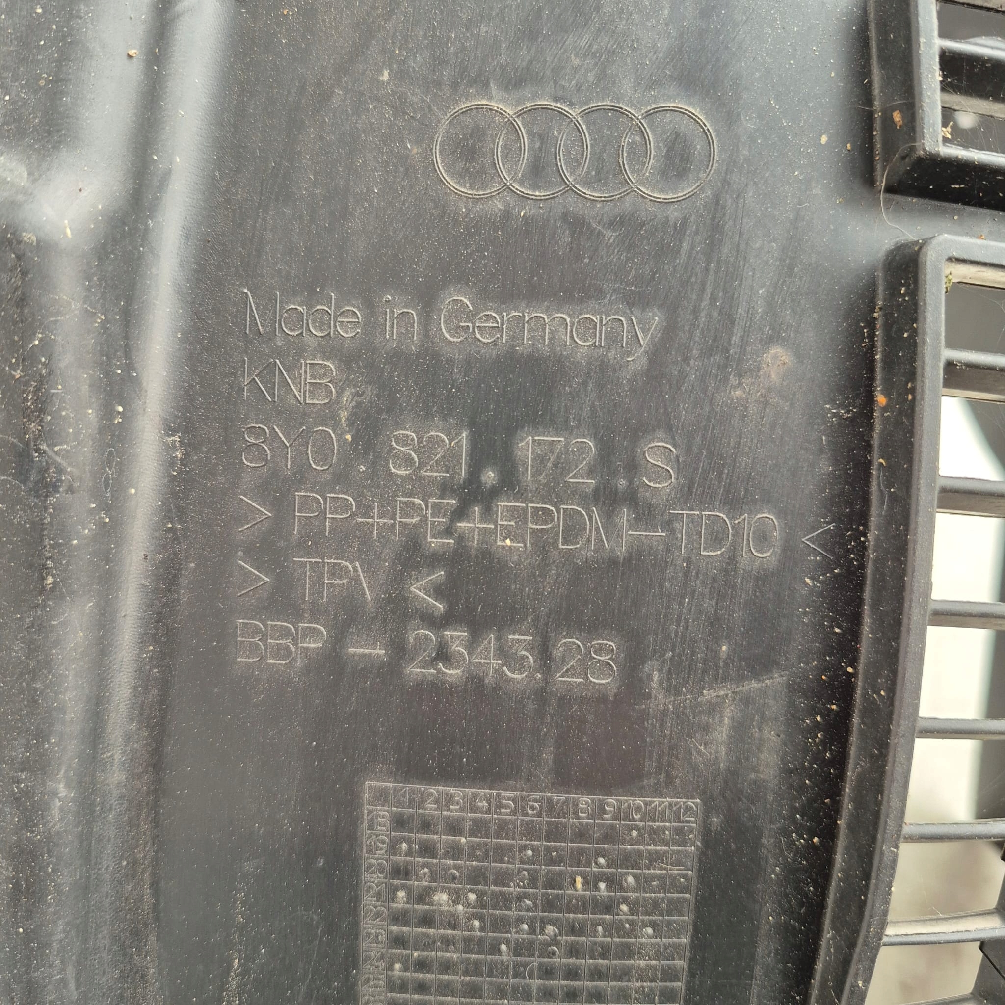 AUDI A3 8Y 8Y0 19- mudguard right front front 8Y0821172S