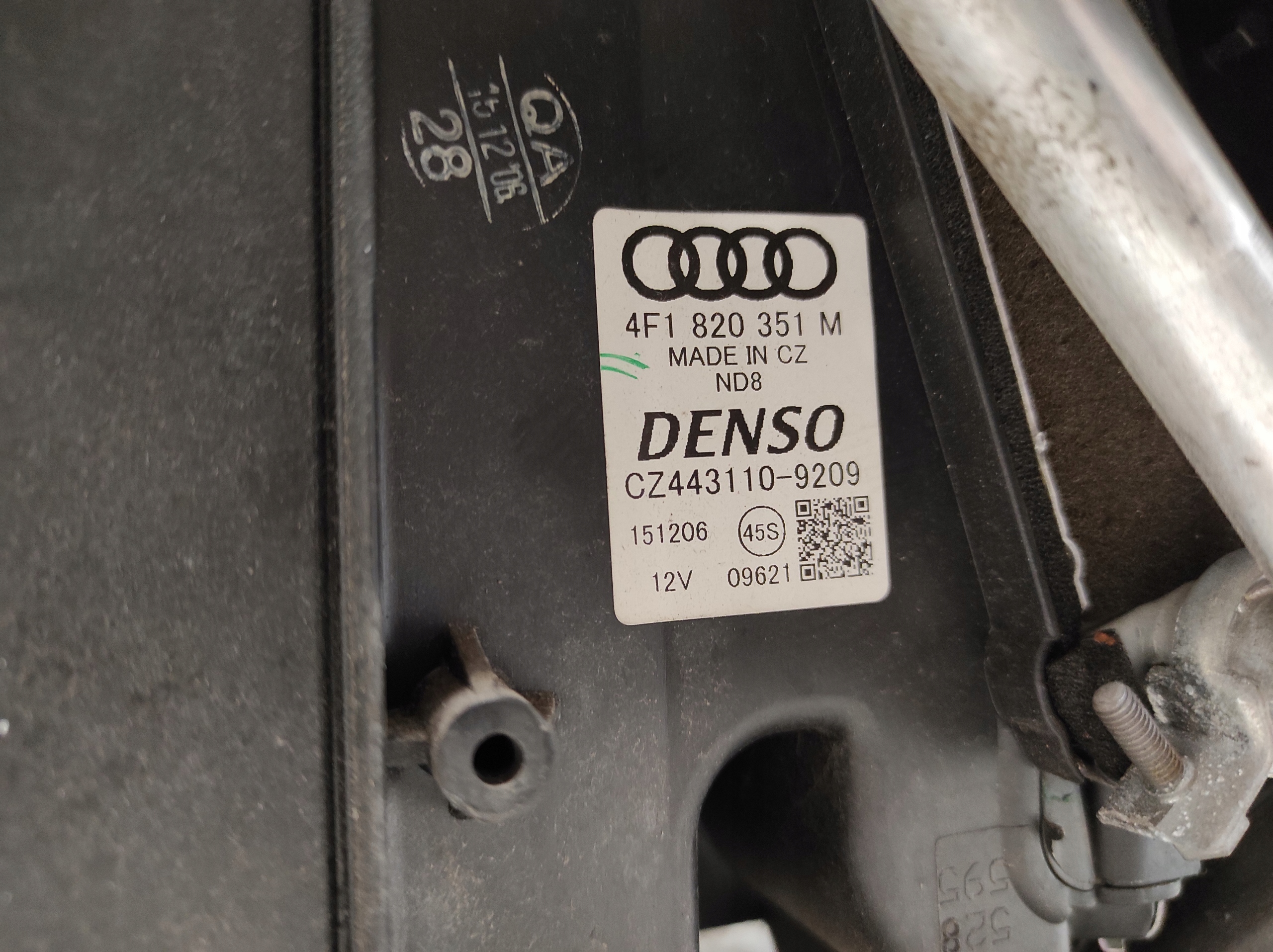 Audi A6 C6 04- 2.7tdi радиатор отопителя 4F1820351M