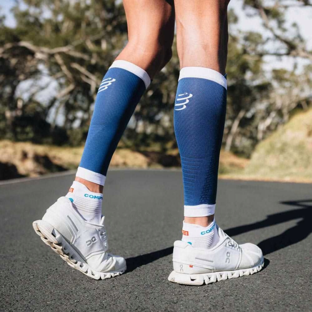 Opaski Compressport R2 3.0 Calf SU00047B-549 T1 Kolor dominujący odcienie niebieskiego