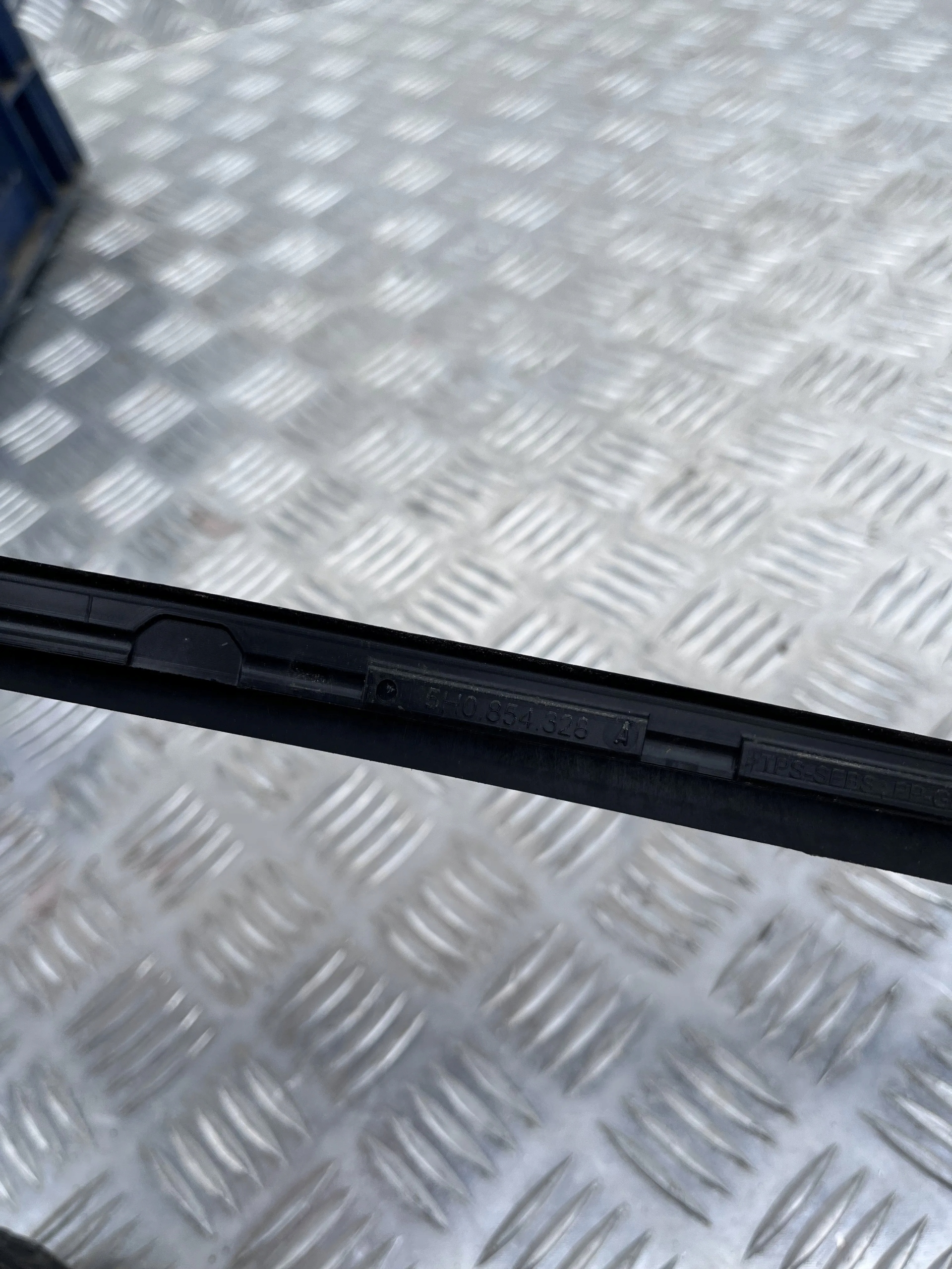 LISTWA SZYBY CZOŁOWEJ PRAWA VW GOLF VIII 19- 5H0854328A