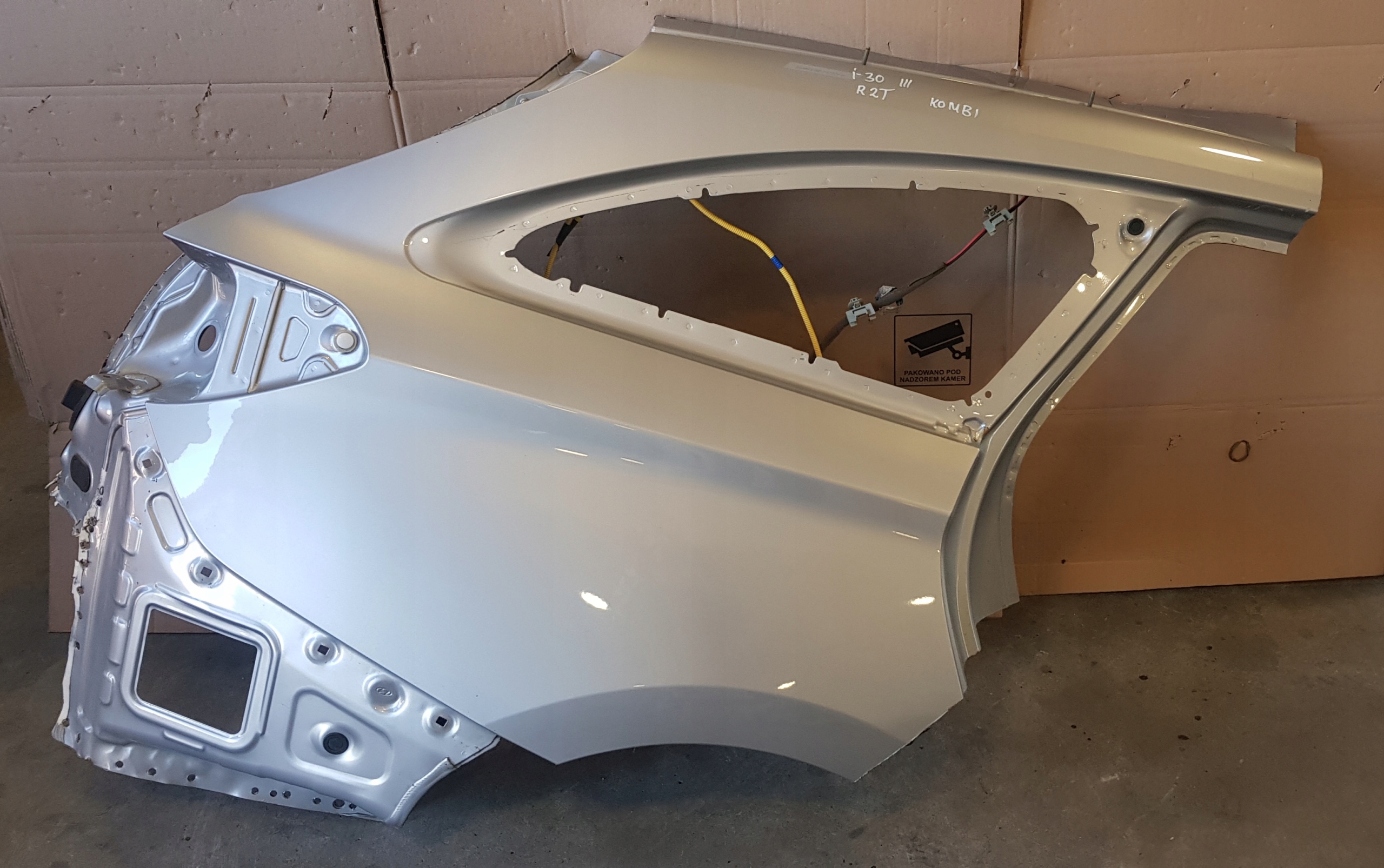 HYUNDAI I30 III 18-22r КРЫЛО ПРАВЫЙ ЗАД. УНИВЕРСАЛ R2t