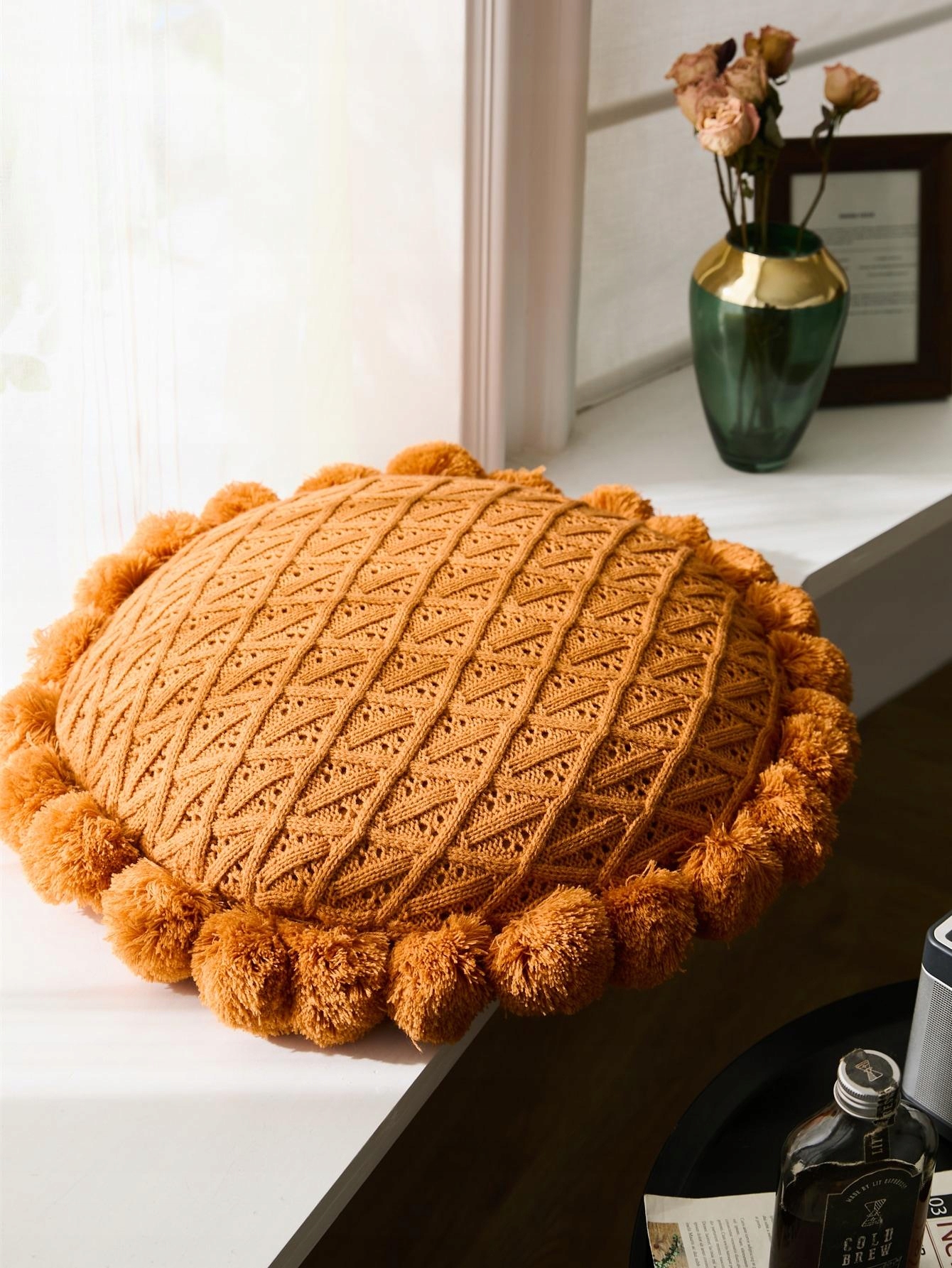 B37X001 PODUSZKA DEKORACYJNA POMPONY BRĄZ SHEIN