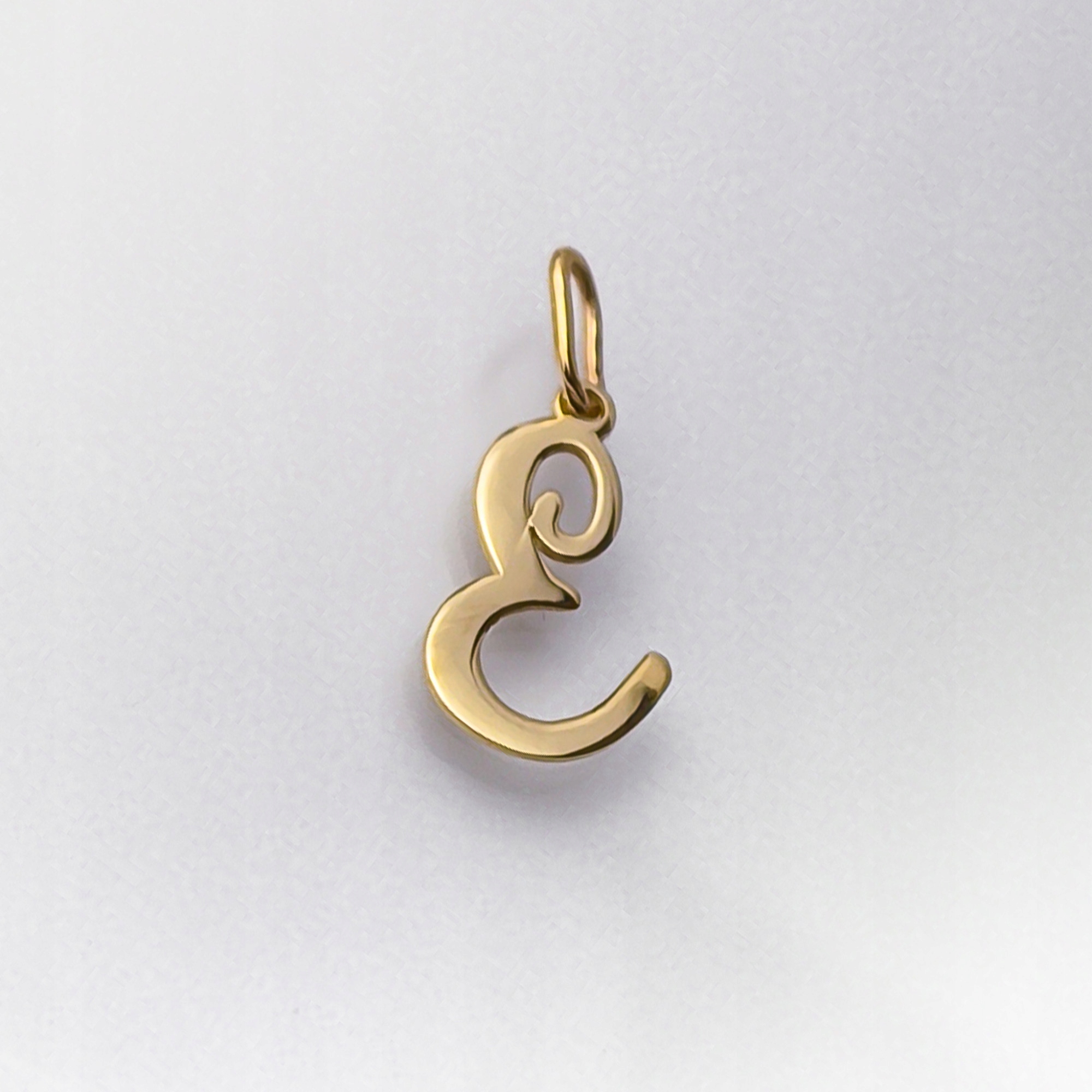 Zlatý přívěsek s písmenem E – pr.585