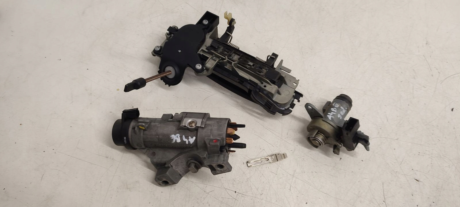 ignition handle key lock cylinder Audi A4 B6 1,6 8V MPI