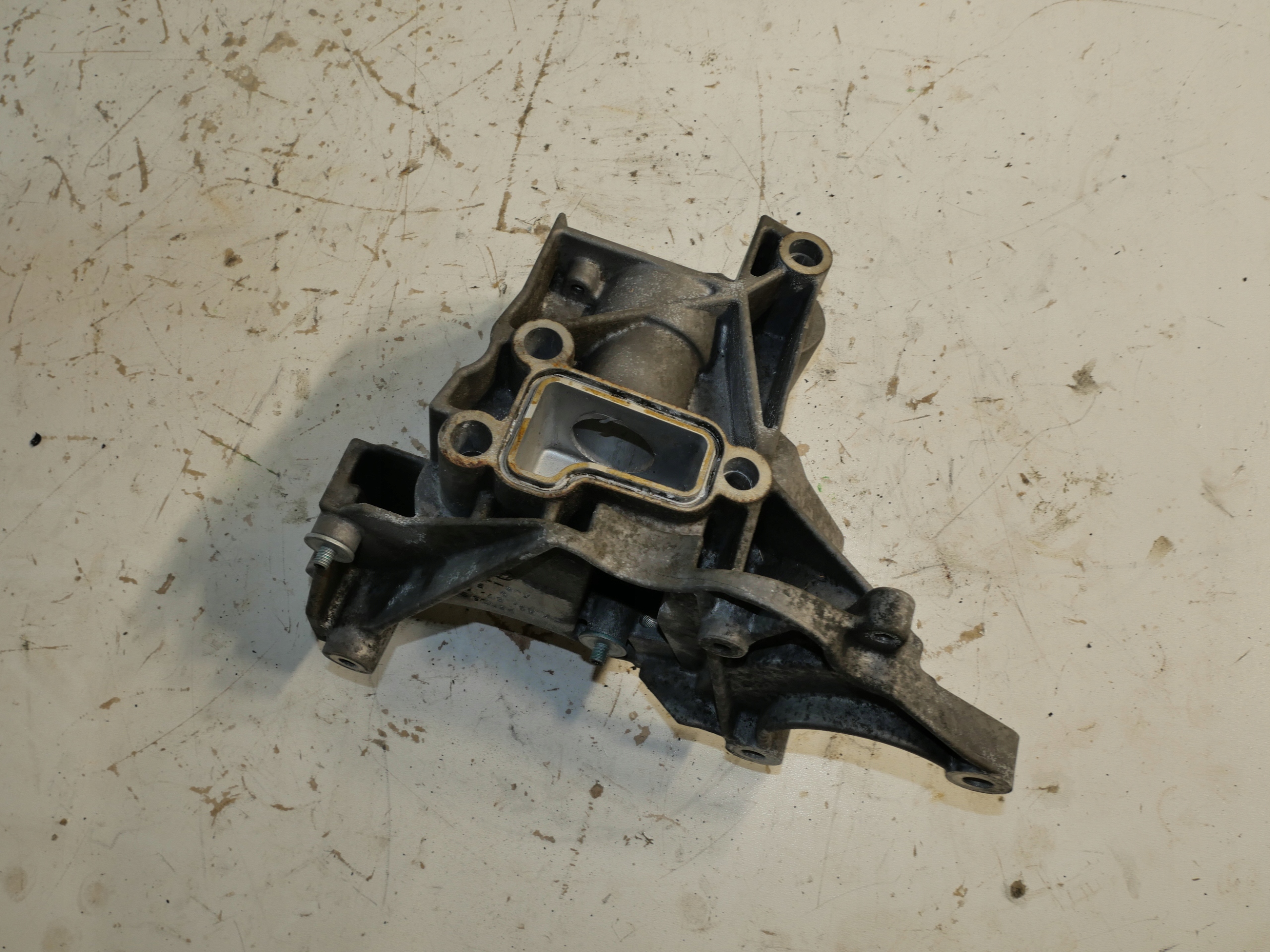 AUDI A6 C6 držač POMPY upravljanja 059145169AD