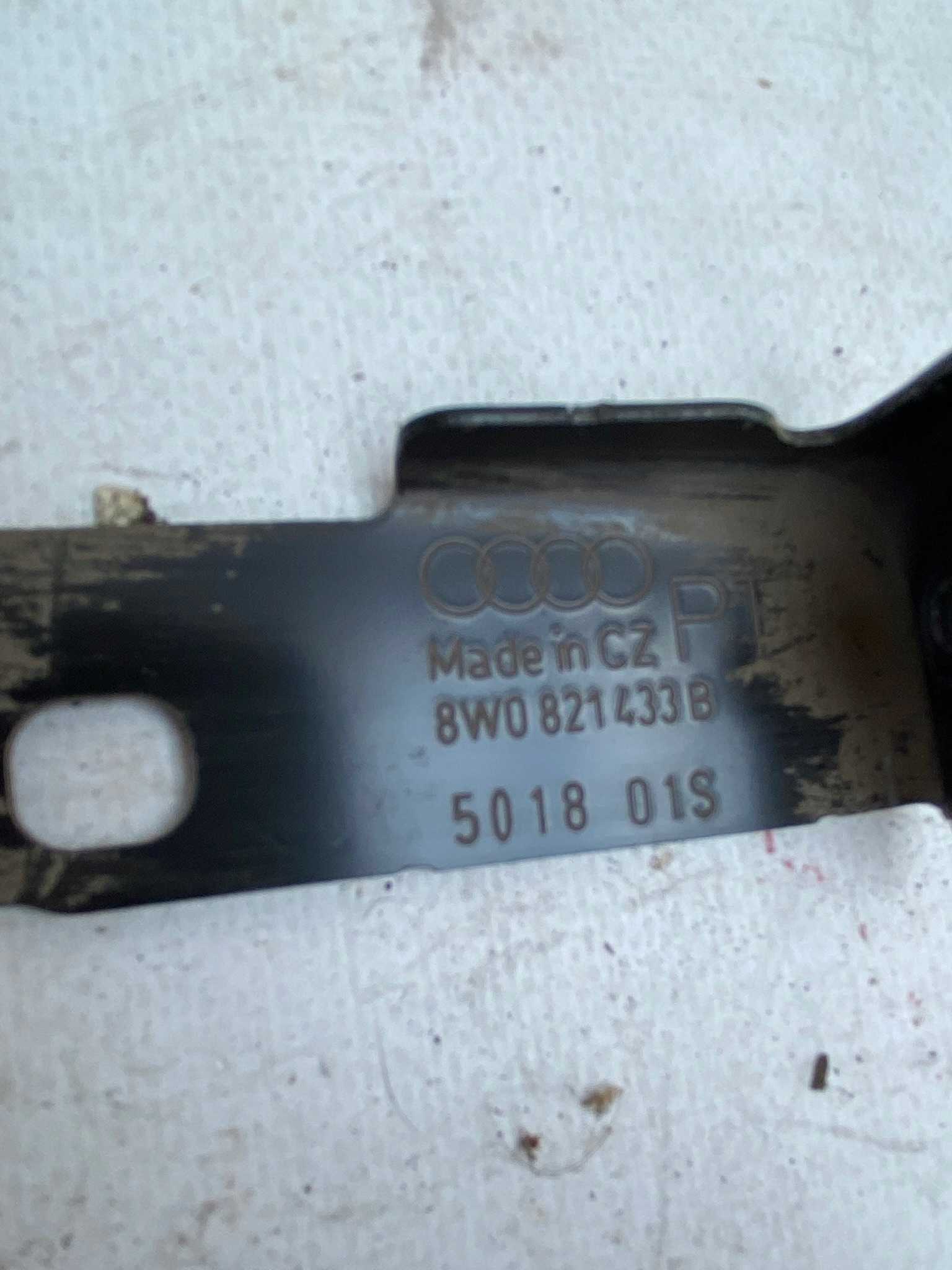 AUDI A4 B9 LIFT Berline Console Support plaque Aile Avant Gauche 8W0821433B