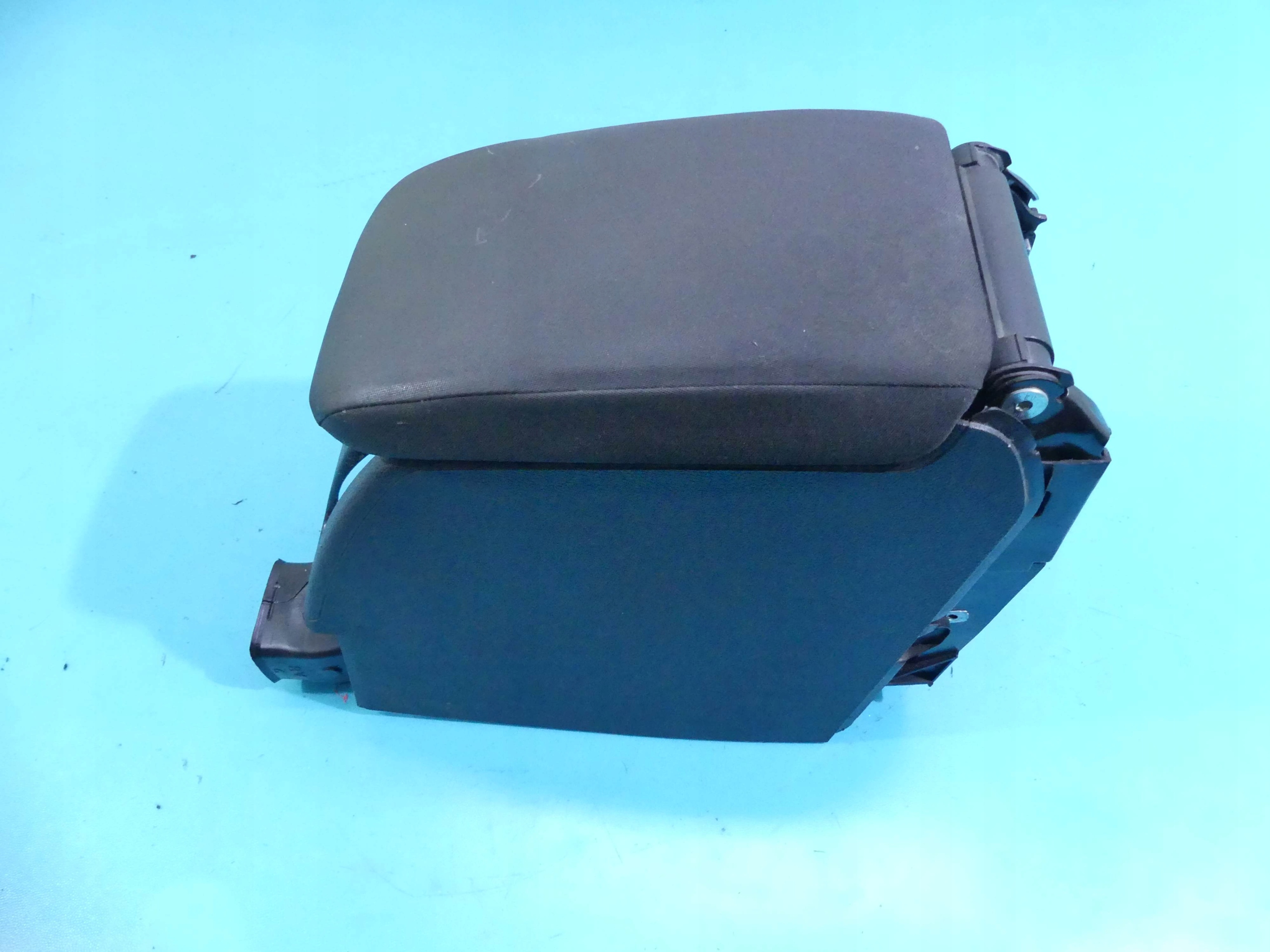 ПОДЛОКОТНИК VW GOLF VI