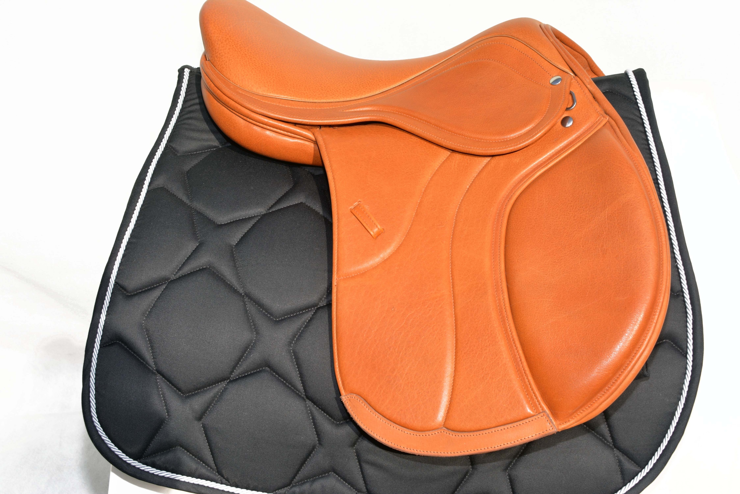 SIODŁO SKOKOWE 17,5C-ŁĘK 30 Kolor dominujący brązowy