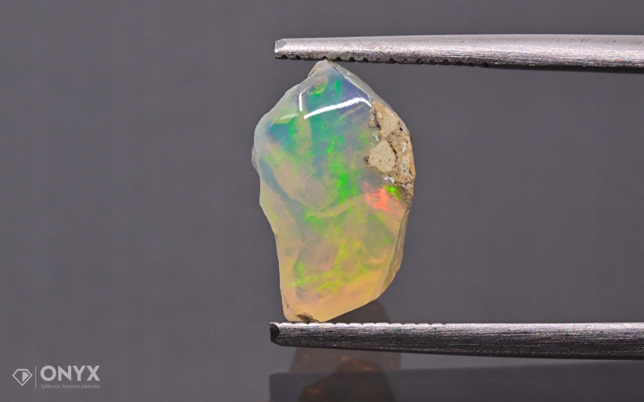 Opal z Etiopie hrudka 11x7 mm