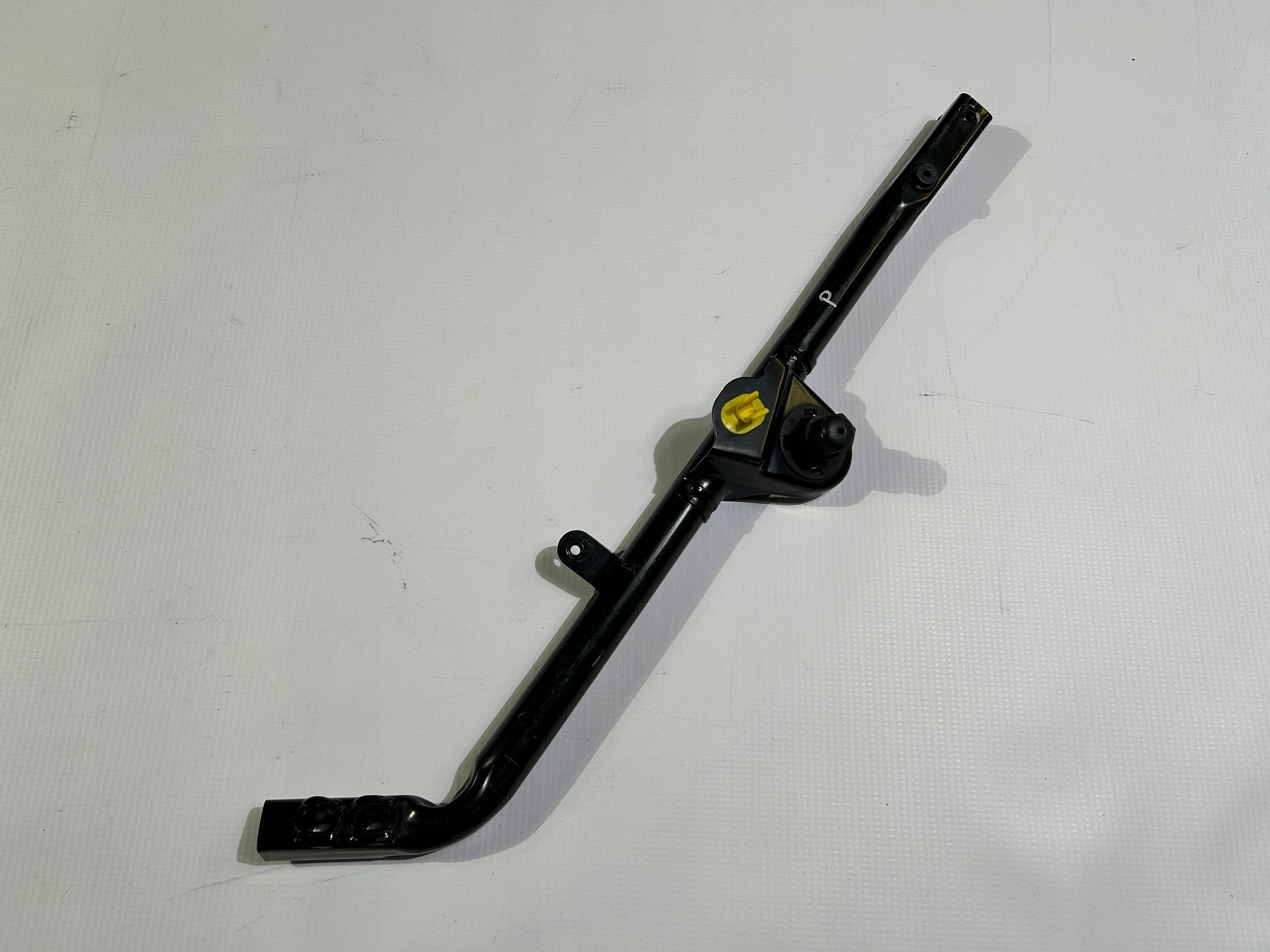sider pillar console supports of the front right Chrysler Pacifica 2021