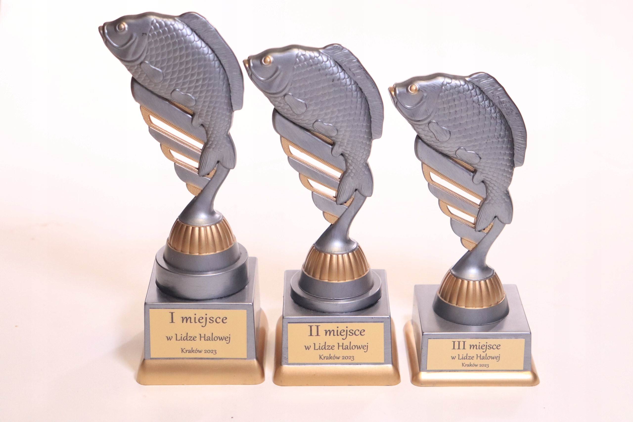 

Statuetka figurka ryba karp wędkarz 19cm kpl.3szt