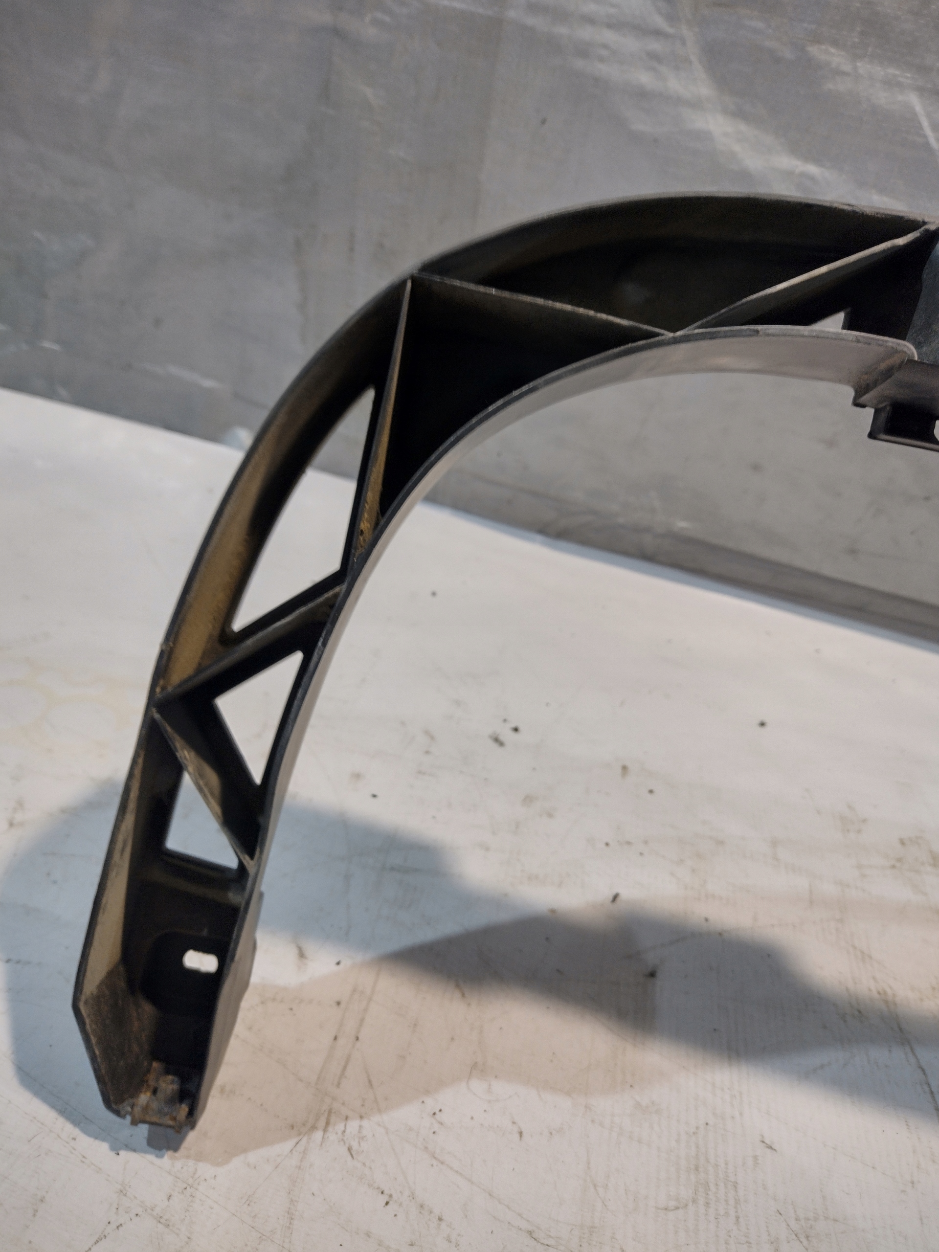 bumper bracket rear part Volkswagen Passat B6 kombi 3C9807863