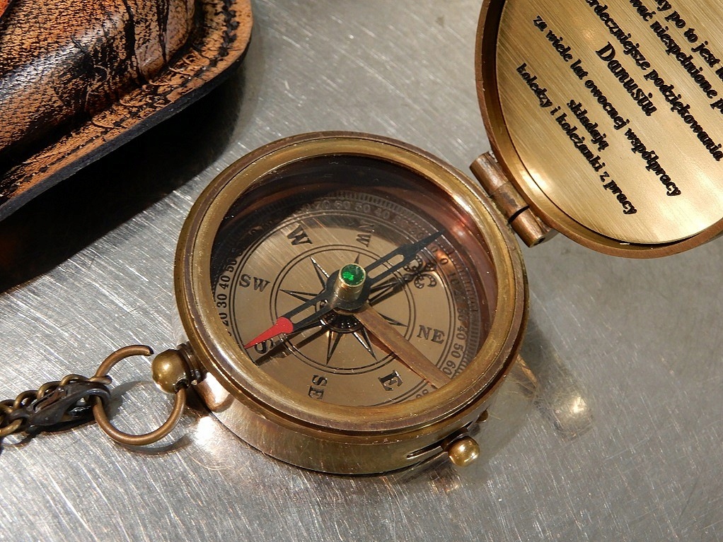 KOMPAS DLA CHŁOPAKA EMERYTA KAPITANA ETUI GRAWER Model C-64