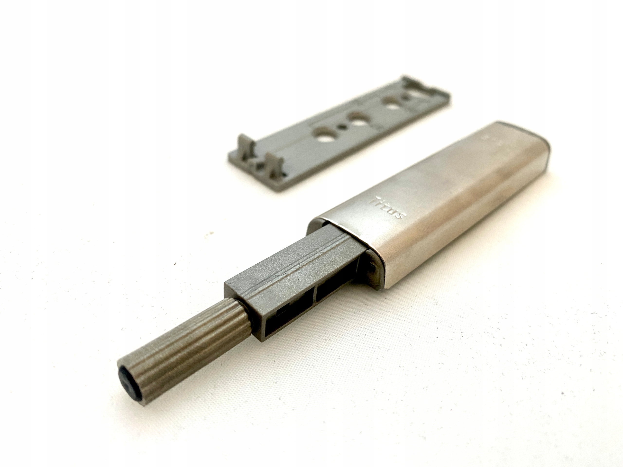 

Odbojnik Titus Push Latch+ płytka montażowa