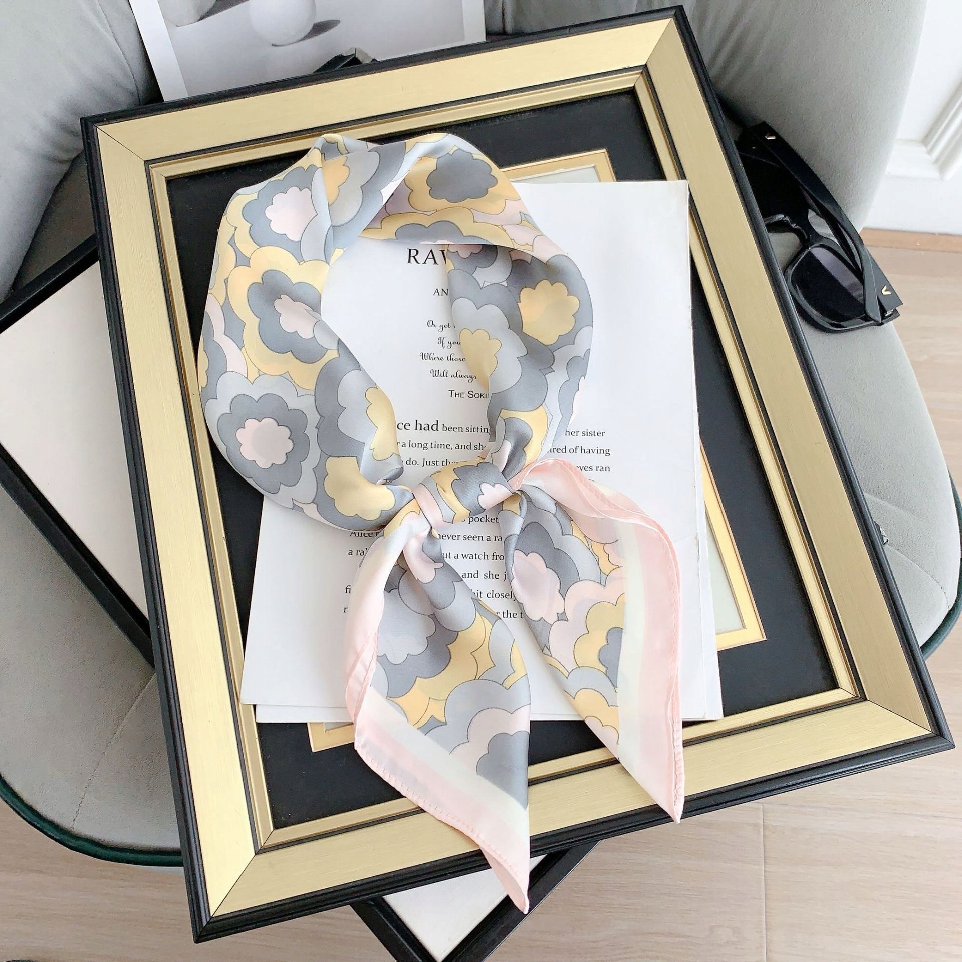 APASZKA DAMSKA GAWROSZKA BANDANA MAŁA CHUSTA w kwiatki pudrowy róż 70x70 CM Marka inna