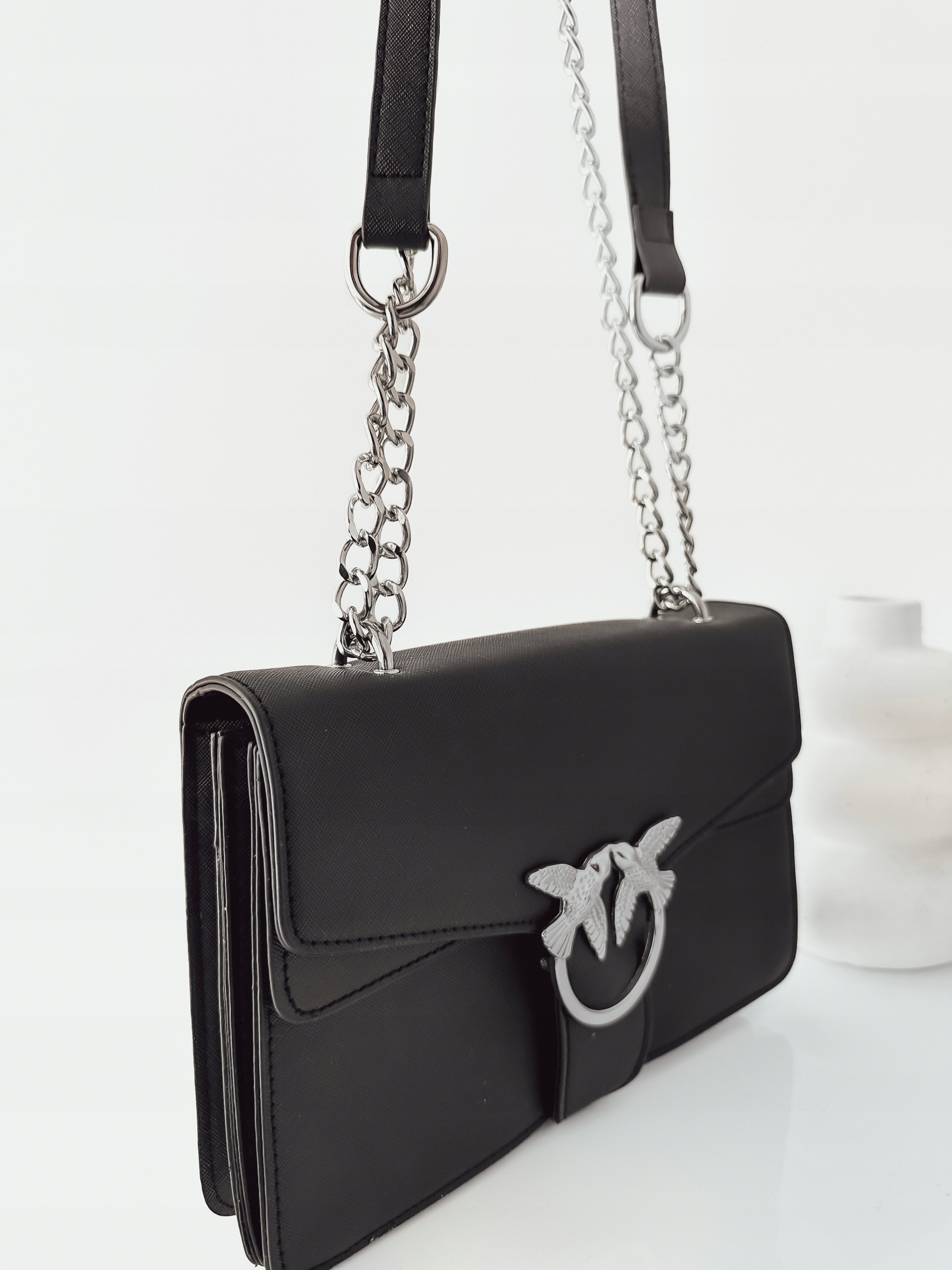 Torebka listonoszka Jaskółki łańcuszek pin k o Kolor czarny