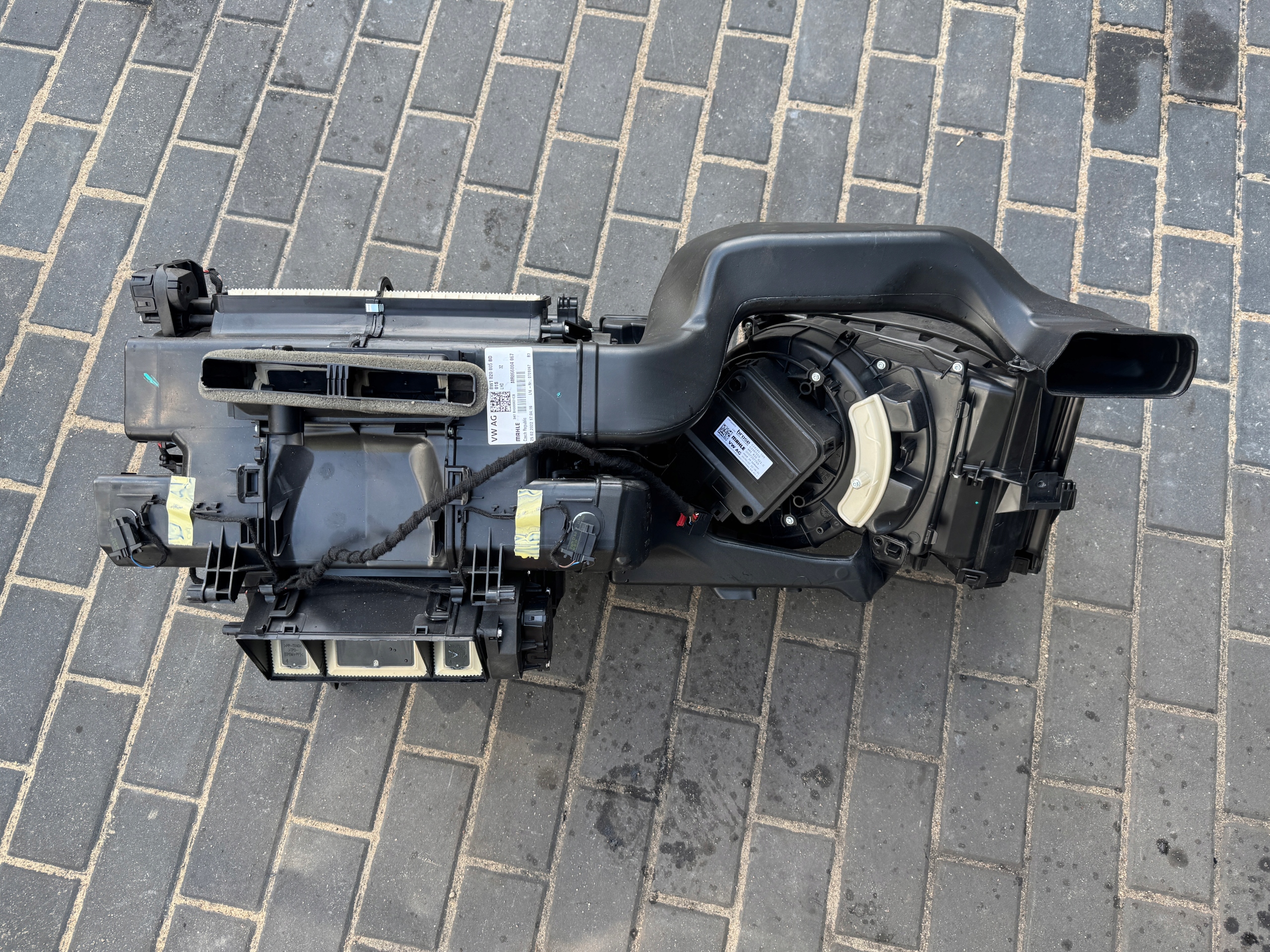 Audi A4 B9 радиатор отопителя 8W1820005BD