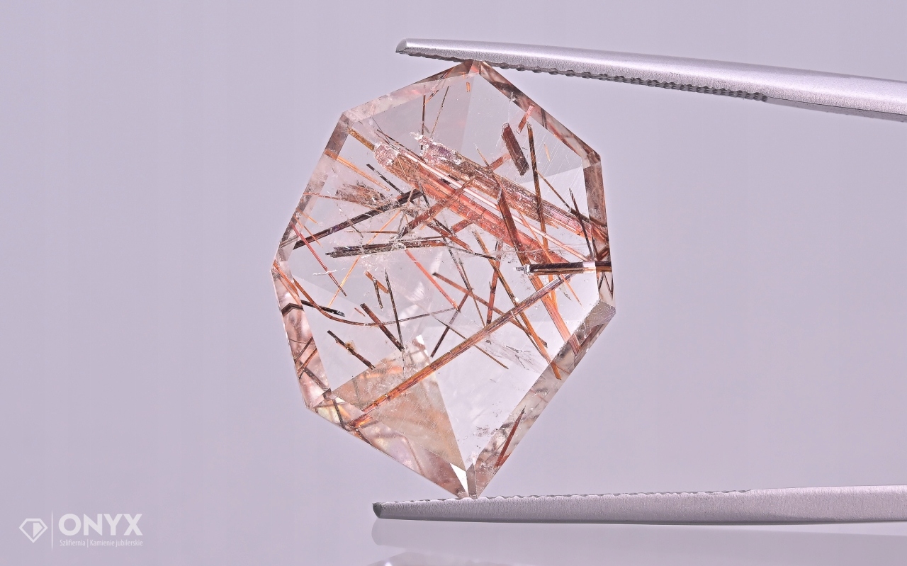 Křemen s rutilem fazetovaný nepravidelný 23x18 mm