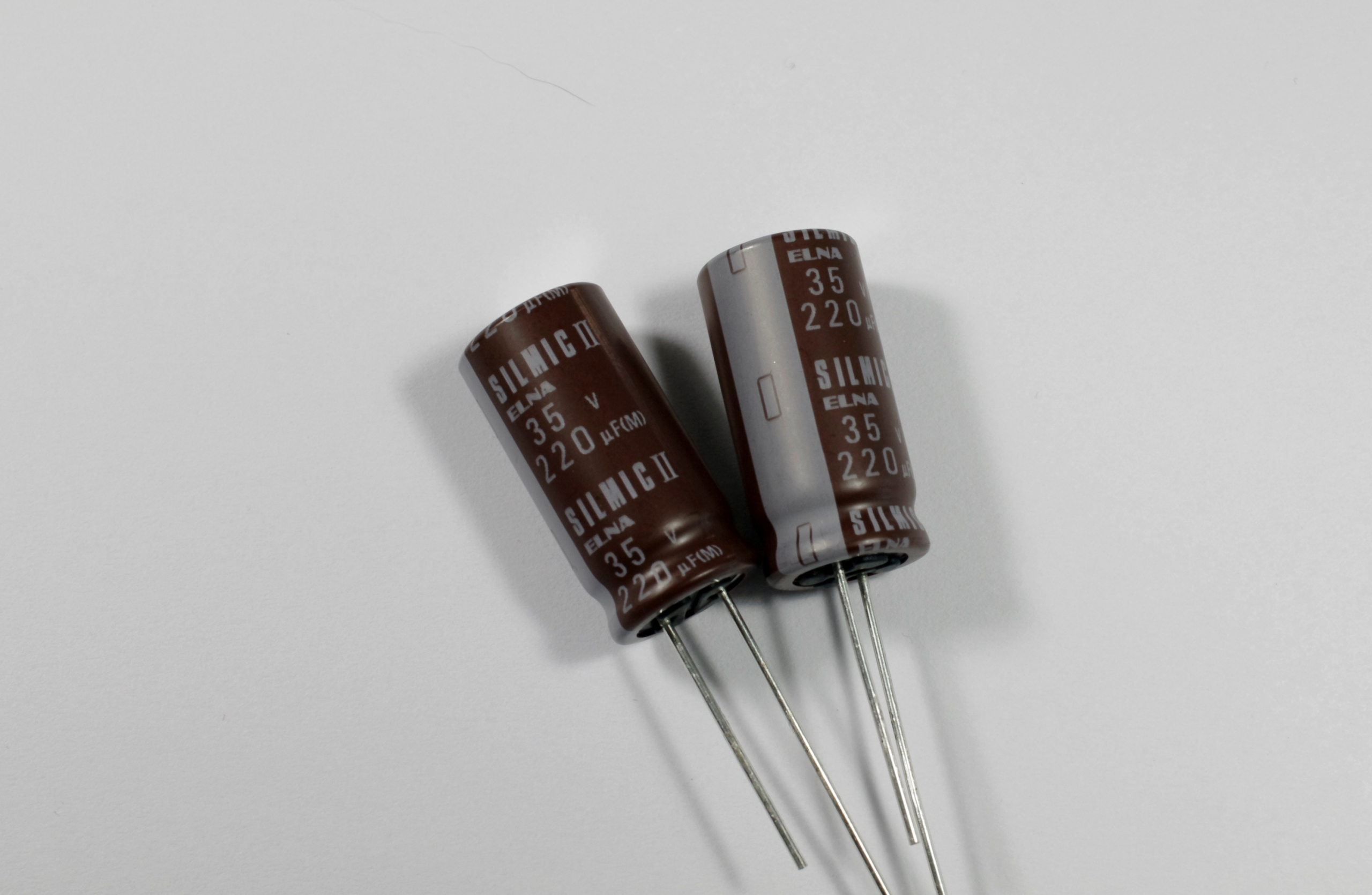 

Kondensator 220uF/35V Elna Silmic II Rfs