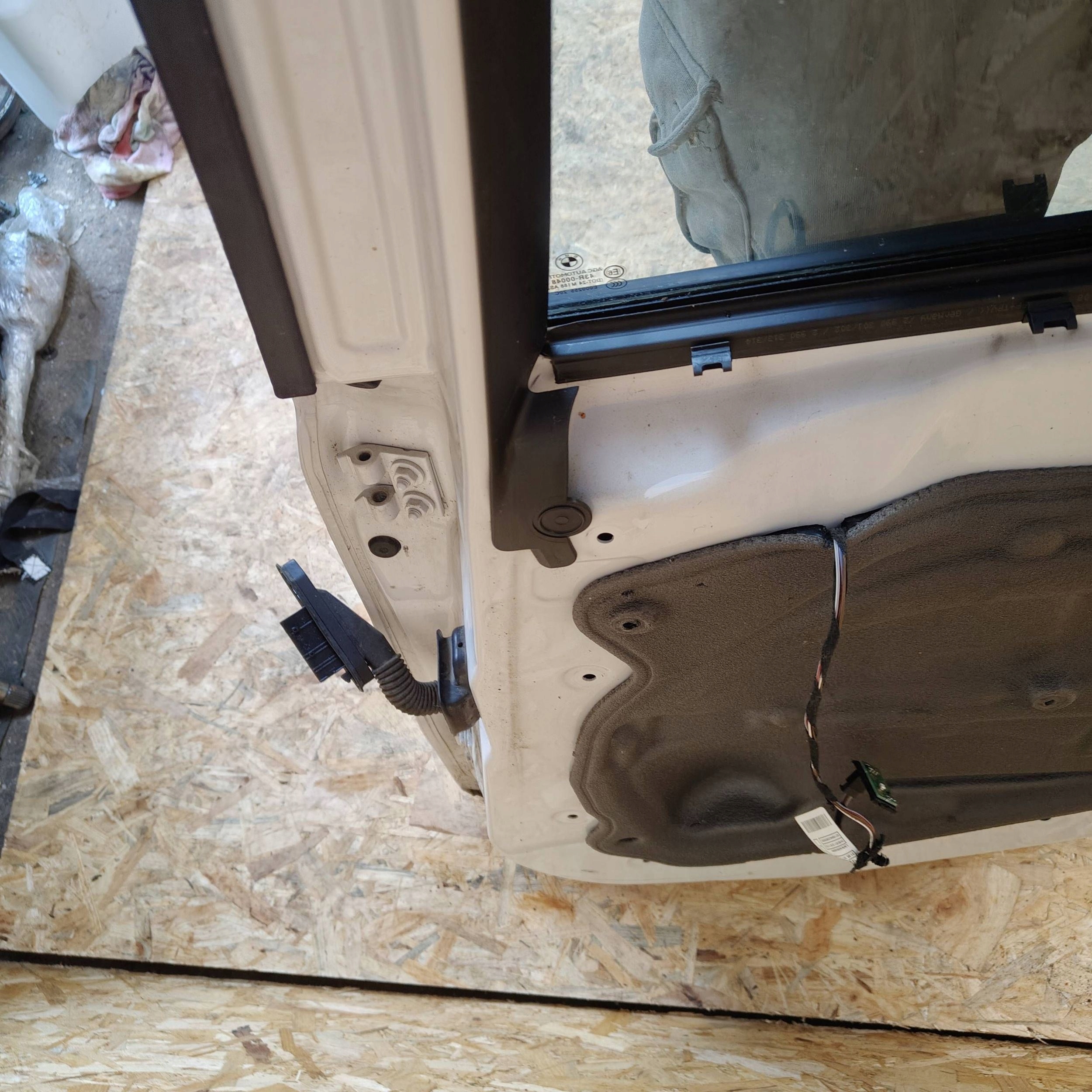 door rear. rear part side right BMW X1 E84 biala perla