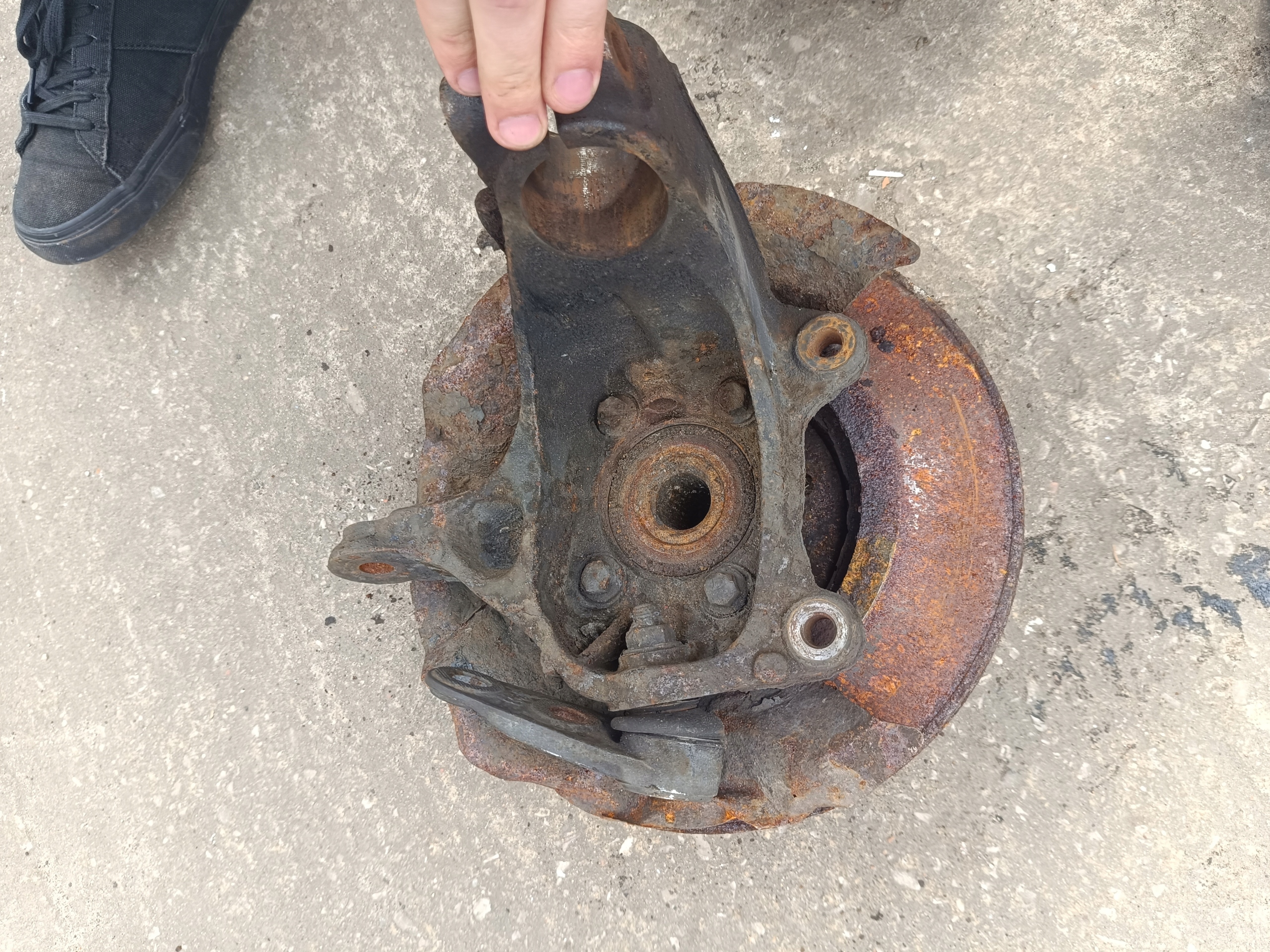 otoč z čepu levý předek mini r56
