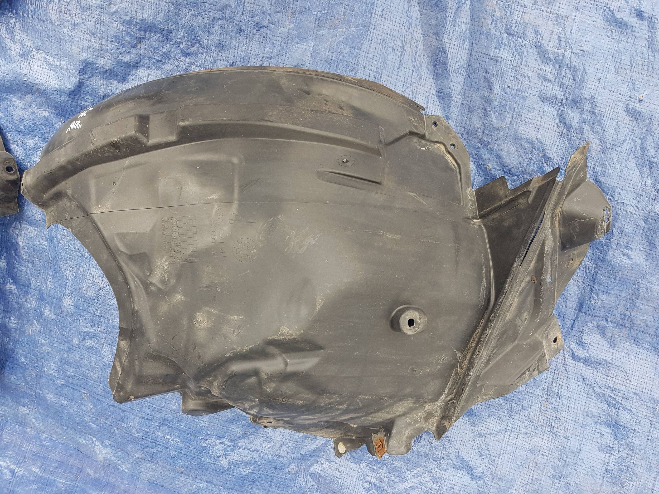 mudguard front front right Mercedes E W212 2126903130 2126900230