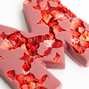 Nápis Mama z Naturalně Růžové Belgické Čokolády Ruby s přísadami 80 g