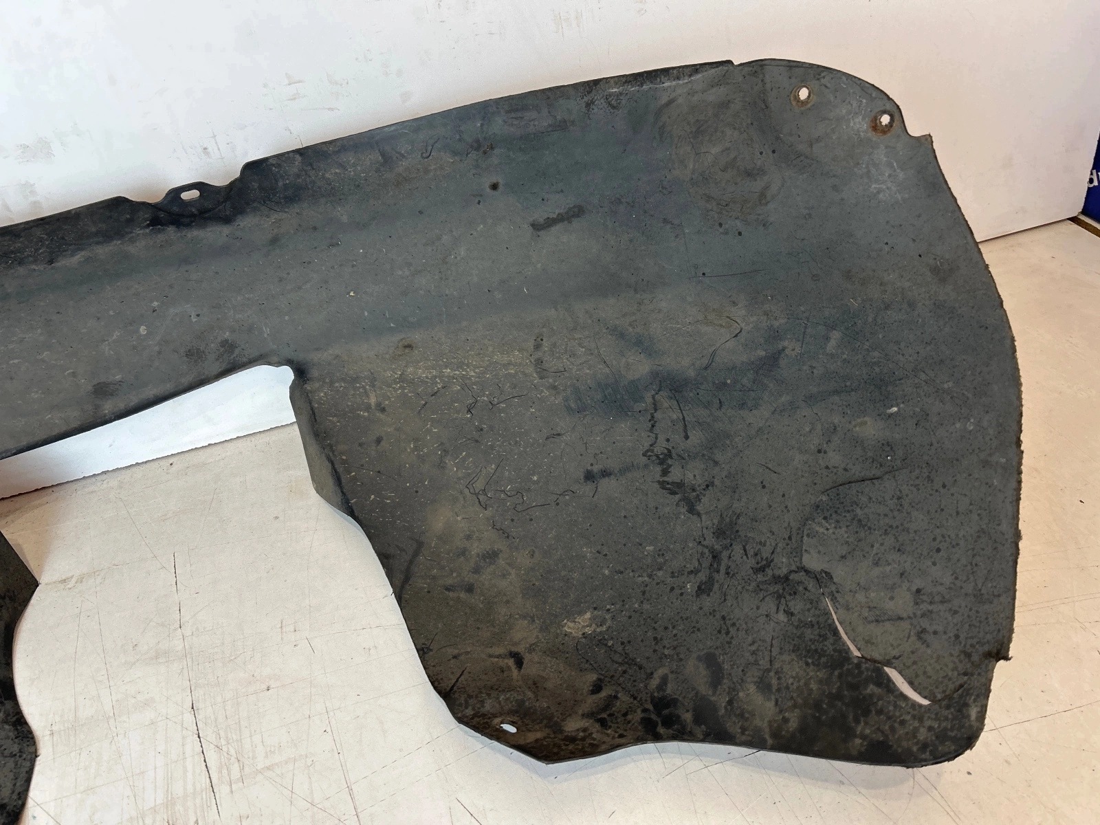 damaged mudguard right front Volkswagen Passat B7