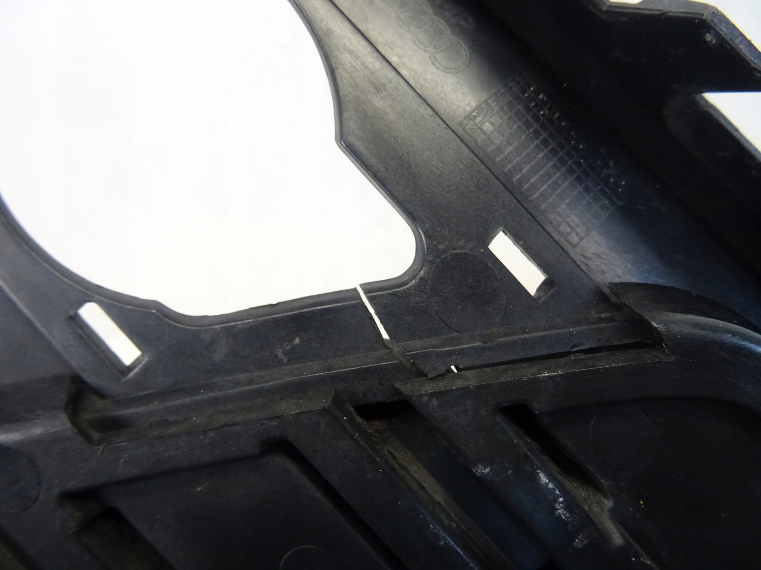 grid of a bumper front front right AUDI Q3 8U S-LINE LIFT 8U0807152C