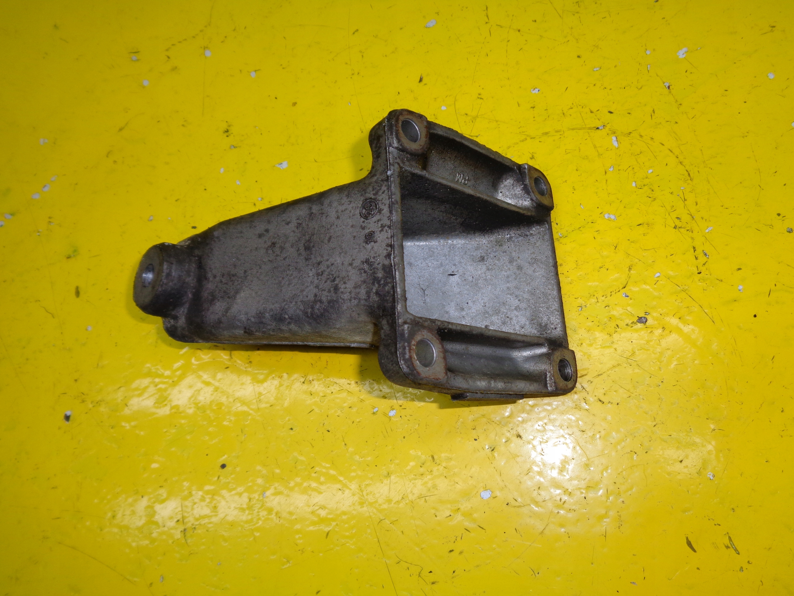 MERCEDES W208 2.3k лапа Двигателя