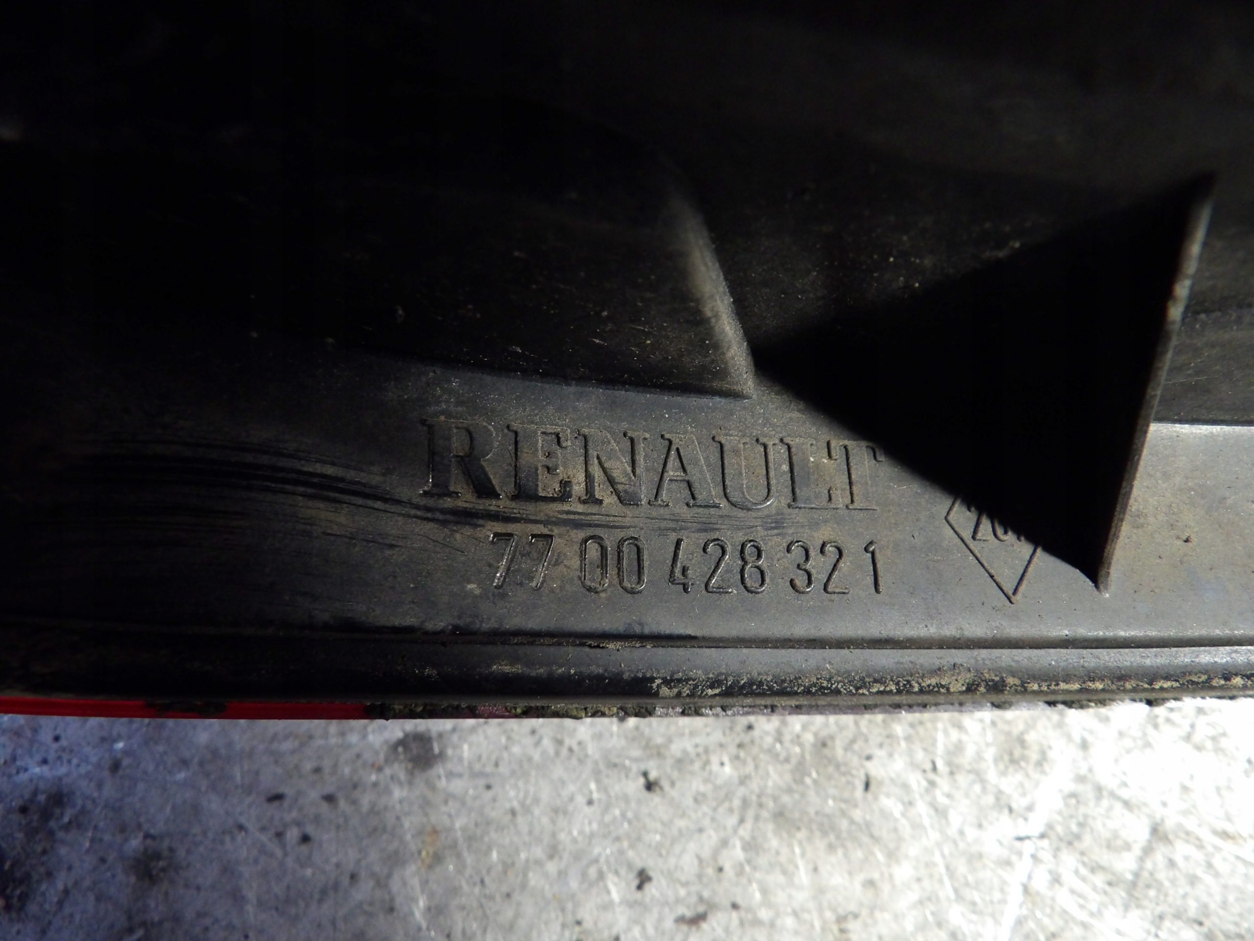 Renault Megane and light rear right 7700428321