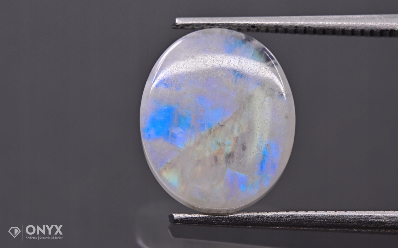 Měsíční kámen mělký ovál 11,5x10 mm