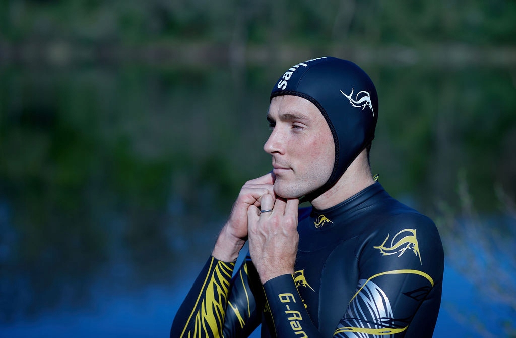 sailfish Czepek Neoprenowy regulowany black L Kolor dominujący czarny