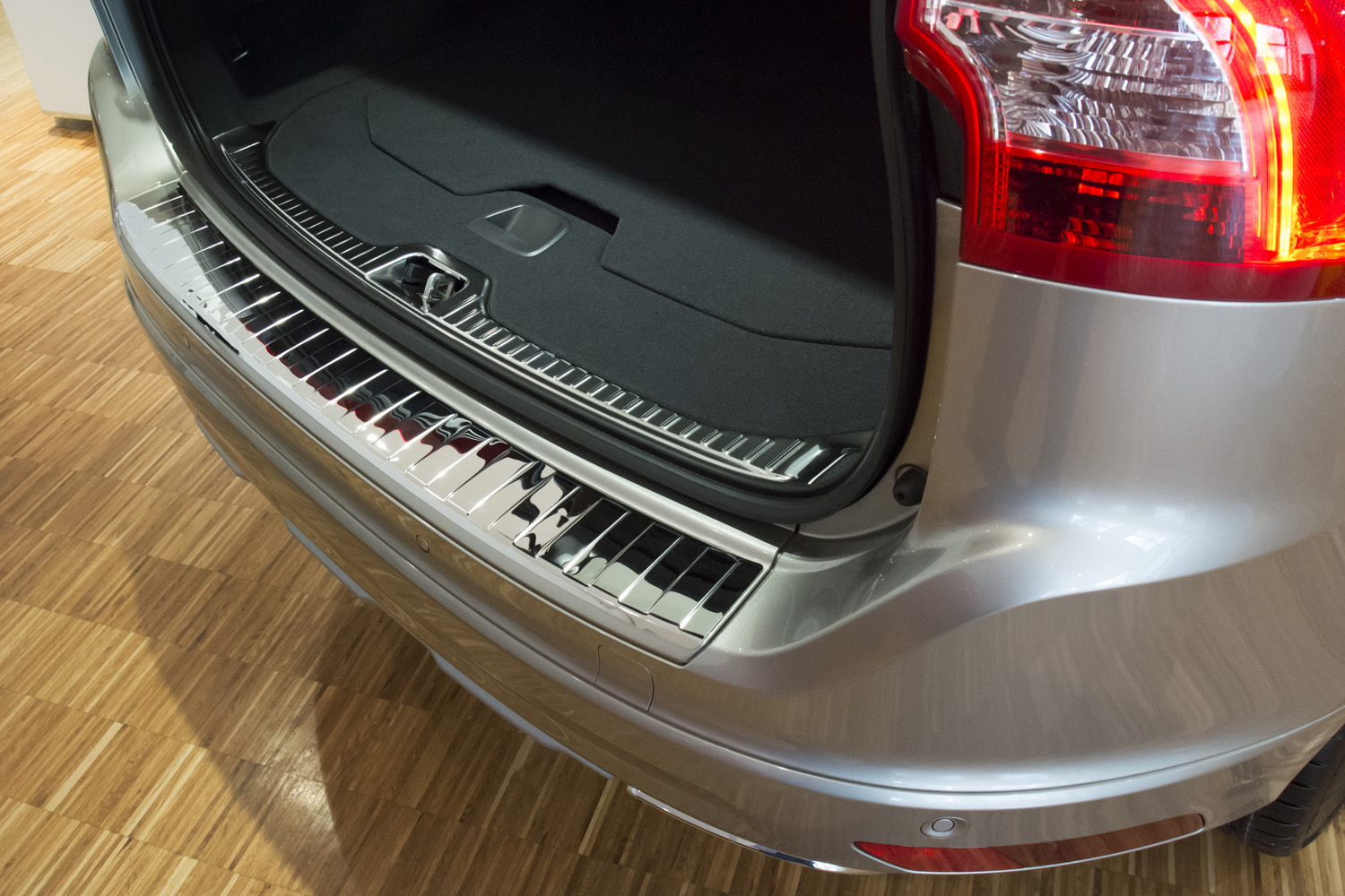LISTWA NAKLADKA NA ZDERZAK VOLVO XC60 LUSTRO Installation side Rear