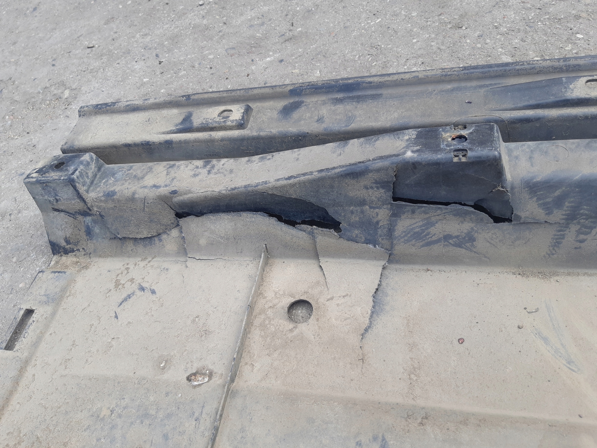 AUDI Q5 8R Blende Abdeckung abdeckung des Bodens Unterfahrschutz links 8R0825207C