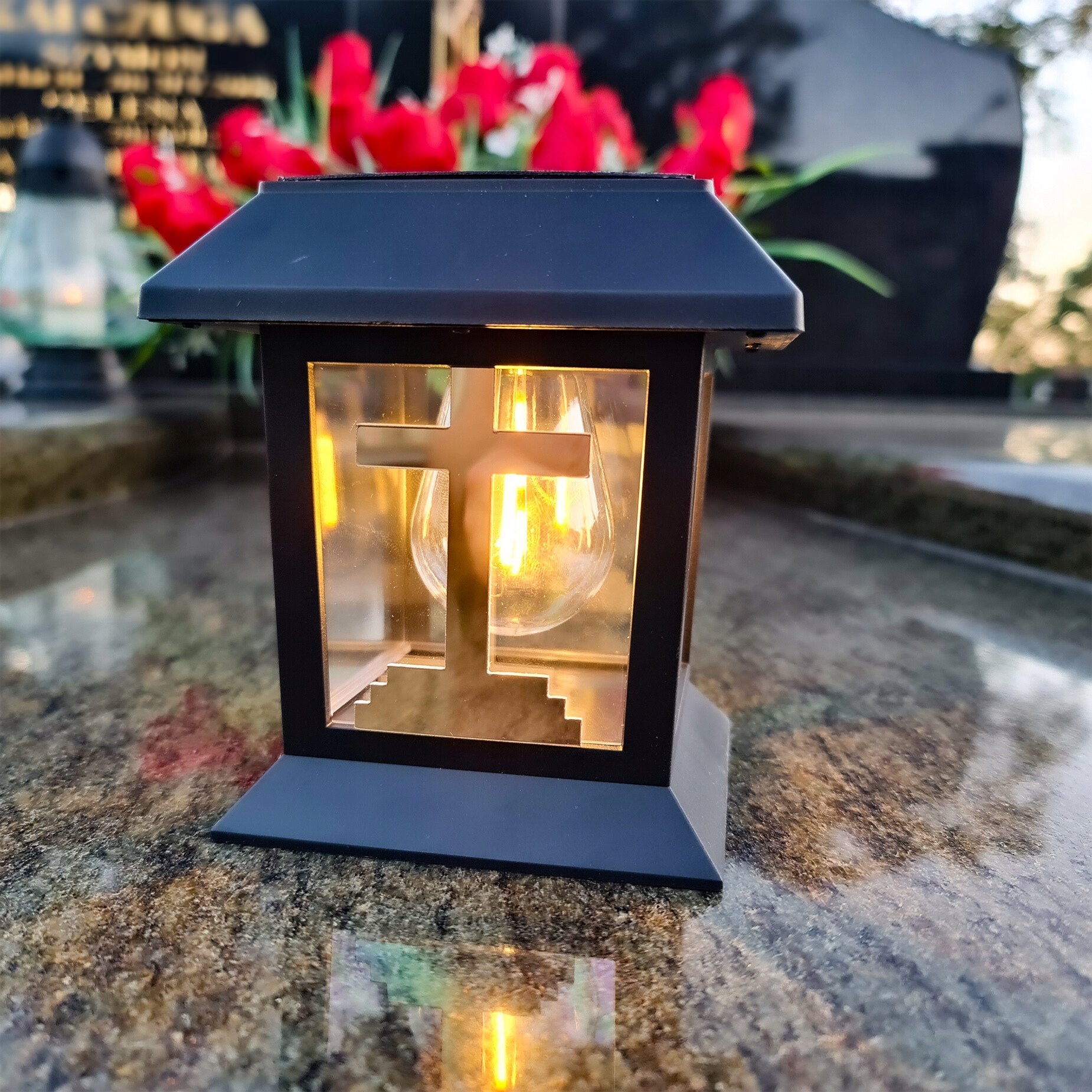 ZNICZ SOLARNY LED LAMPION NA GRÓB STATUETKA NA CMENTARZ Z KRZYŻEM Typ LED