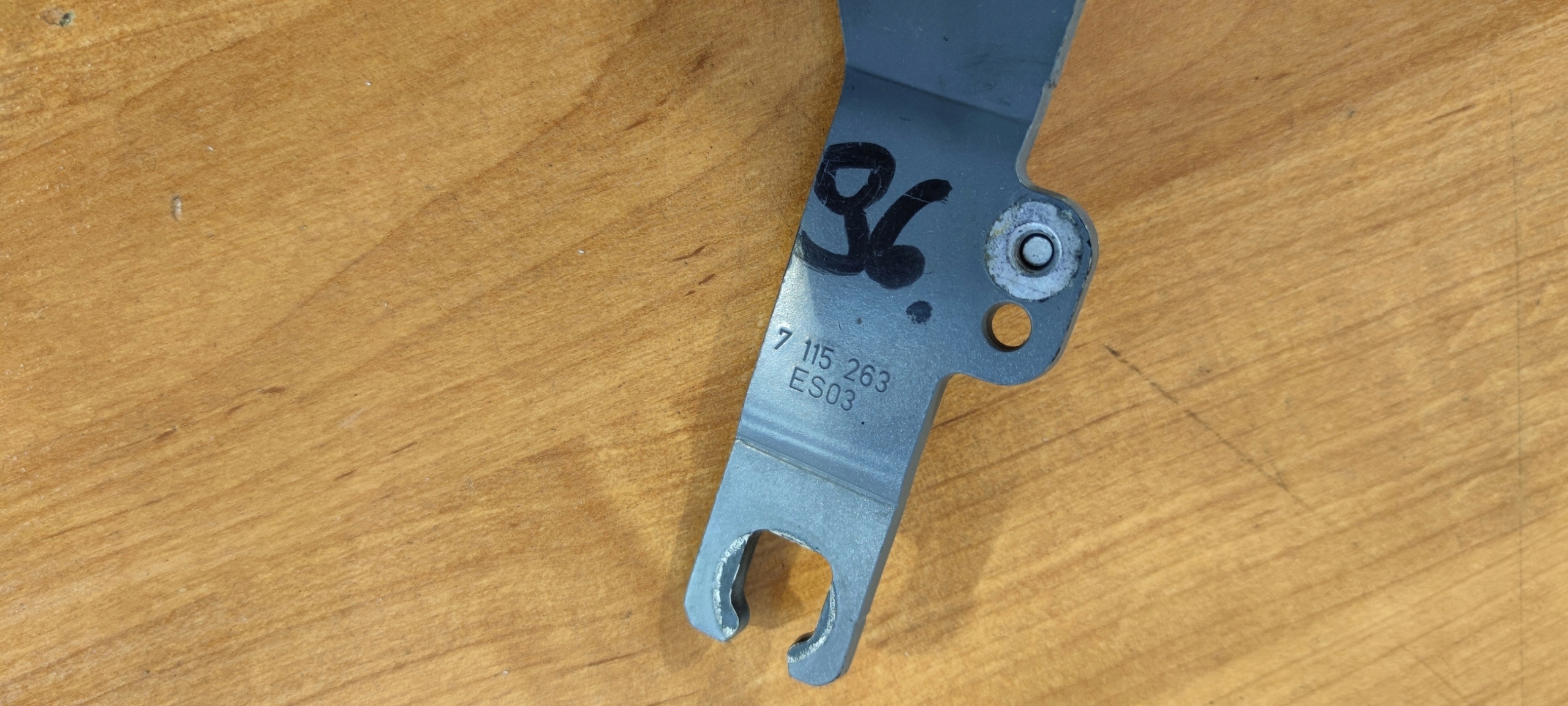 BMW 3 E90 E91 E92 E93 left hinge bonnets of the engine