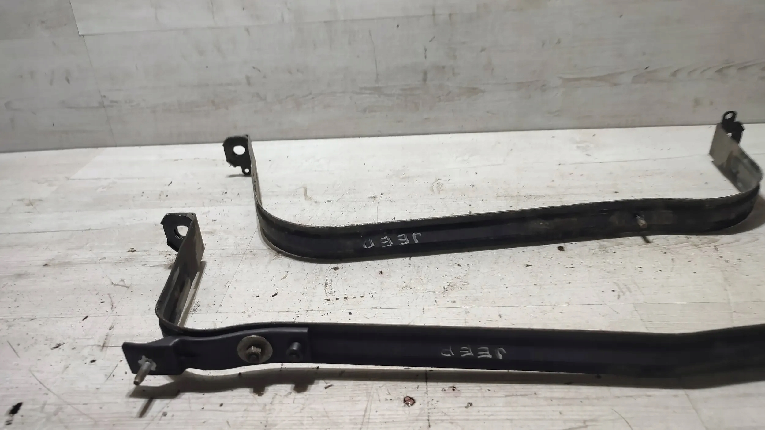 Jeep Cherokee KL 15r. 2.0d držač drška spremnike goriva