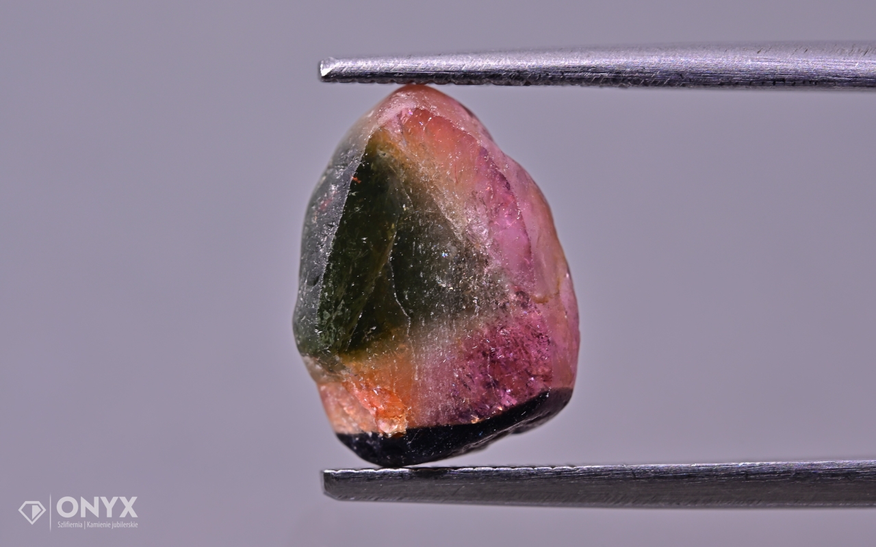 Turmalín nepravidelná deska 12x9 mm